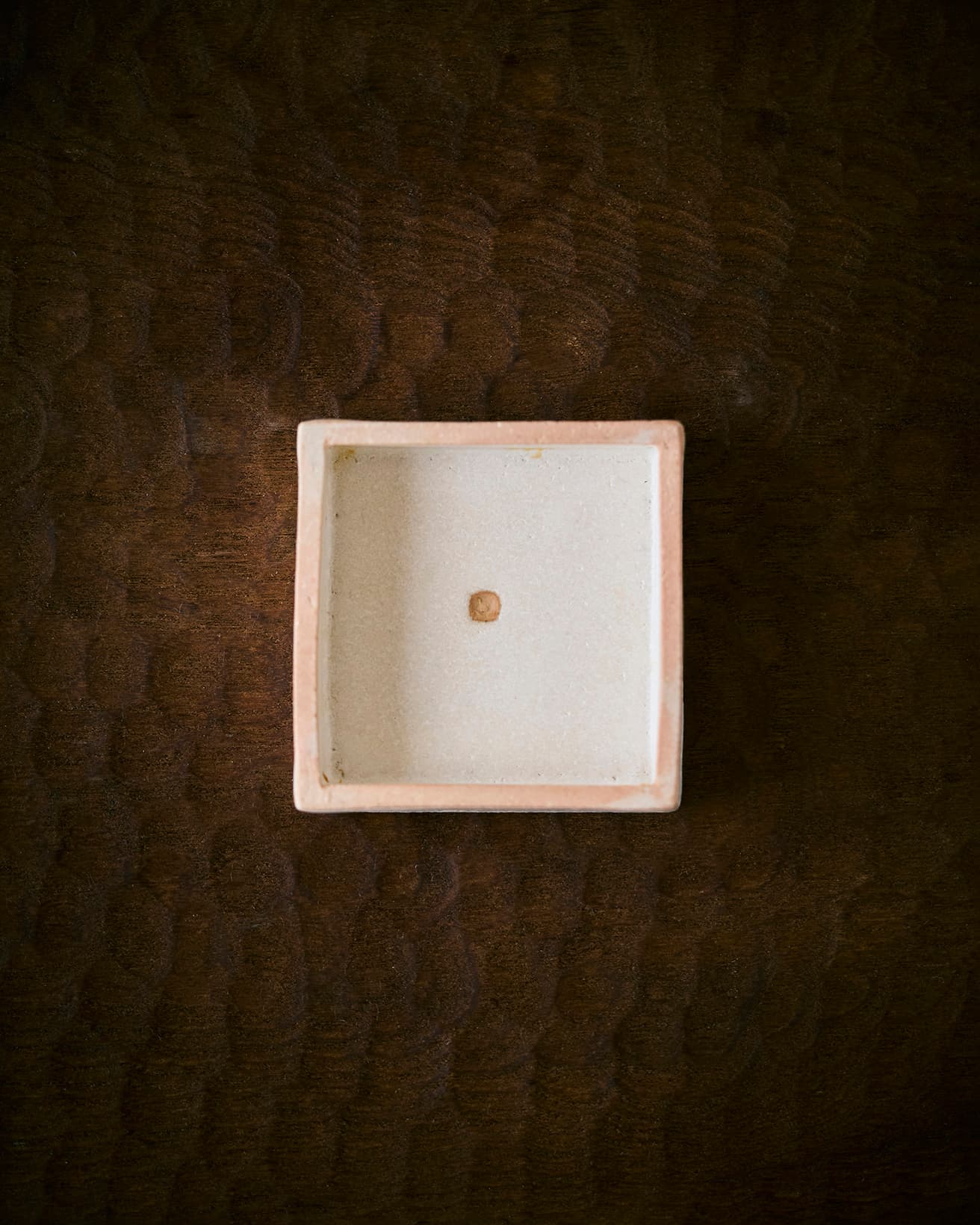 京都で酒器を作っている〈今宵堂〉さんで、真四角のお皿を買ってみました。丸いお皿が多い中、角皿はそれだけで食卓にリズムを生んでくれます。裏返すと台皿にもなるので、そう使うことも多いです。