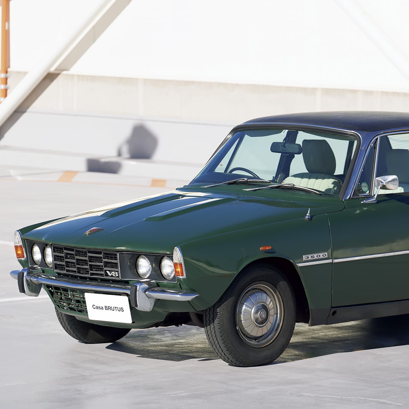 グリルより上に飛び出た車端のライト類は、《P6》の特徴のひとつ。