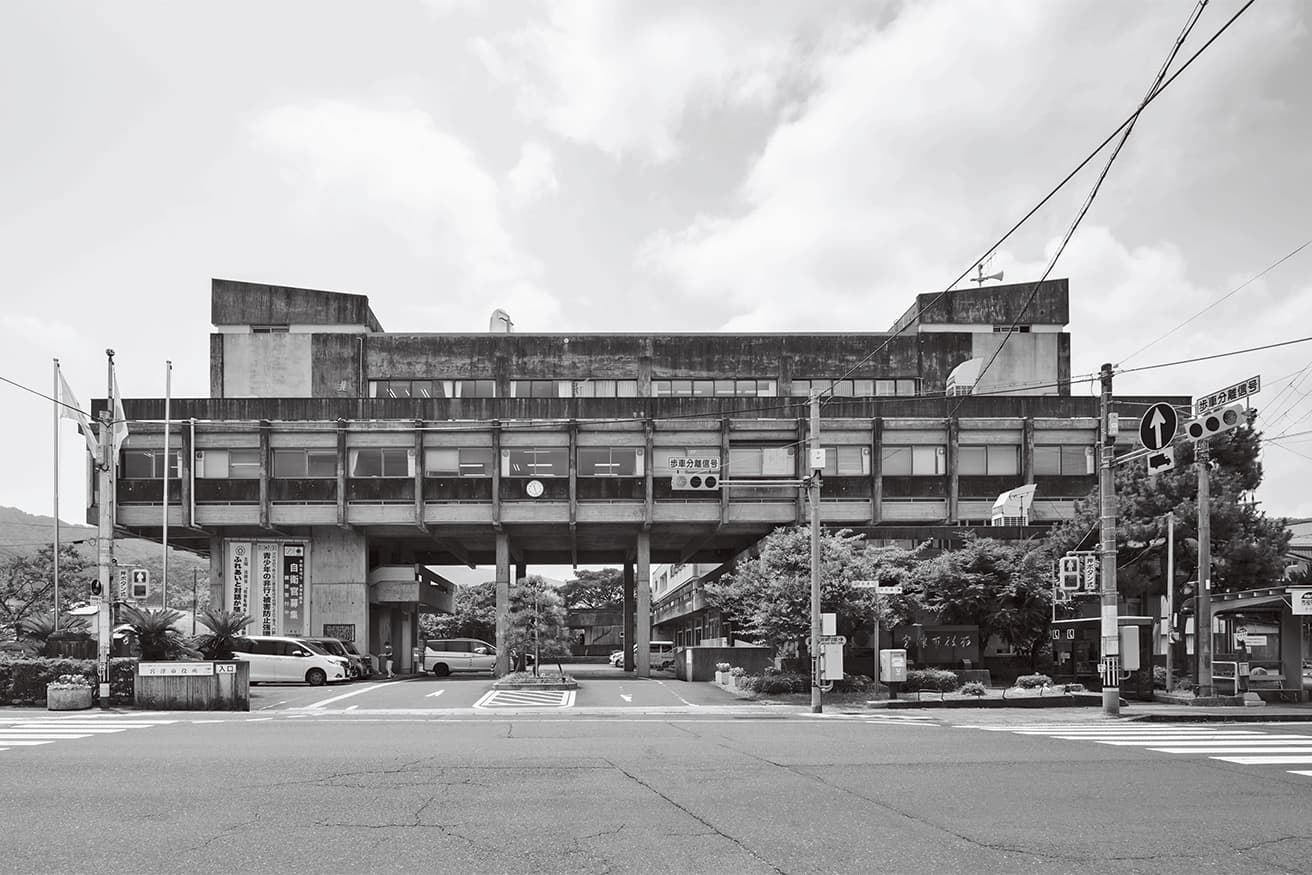 宮津市庁舎（1962年）／沖種郎・設計連合　設計者が「ジャングルジムシステム」と名づけた、各方角に伸びる3つの建築ブロックが特徴だ。
