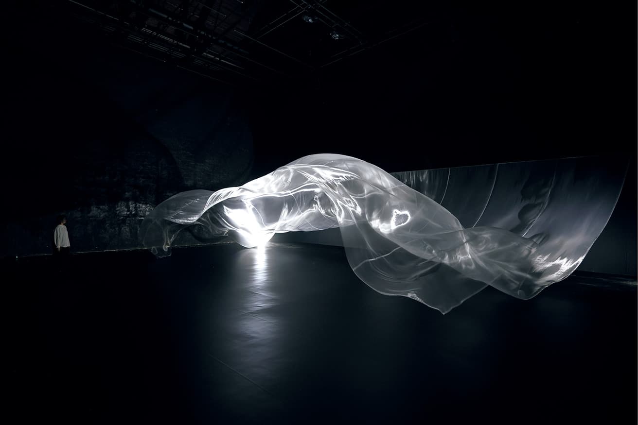 《Liminal Air Space-Time: 事象の地平線》（2023年）は、幅14.4ｍ、奥行き11ｍの薄い布を使用したダイナミックな作品。