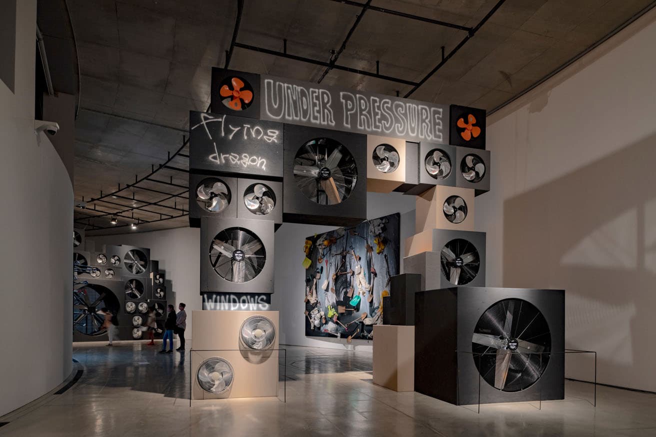 《towering wind-gate》 (2021）Installation view “under pressure”（ACAC,青森）　photo_ Omote Nobutada