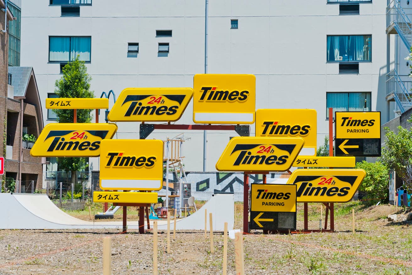 《time gate》（2021）Installation view 『地球 神宮前 空き地 水の波紋』（東京）photo_Shuji Goto
