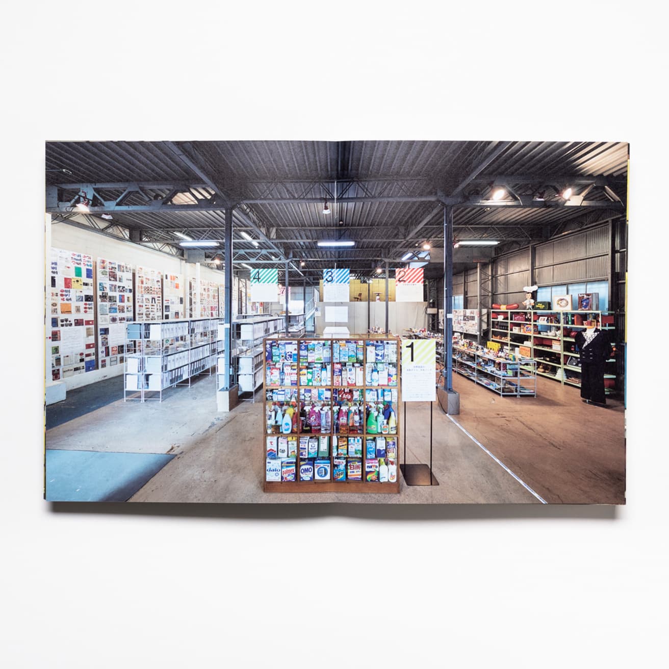 『柳本浩市 ARCHIVIST』より。2017年に自由が丘の〈six factory〉で開催された展覧会『柳本浩市展　“アーキヴィスト─柳本さんが残してくれたもの”』の様子。一人で集めたとは想像しがたい超人的な量だが、これでもアーカイブのごく一部だという。