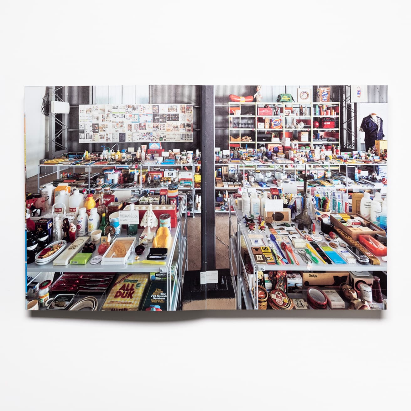 同じく『柳本浩市 ARCHIVIST』より、展覧会『柳本浩市展　“アーキヴィスト─柳本さんが残してくれたもの”』の様子。