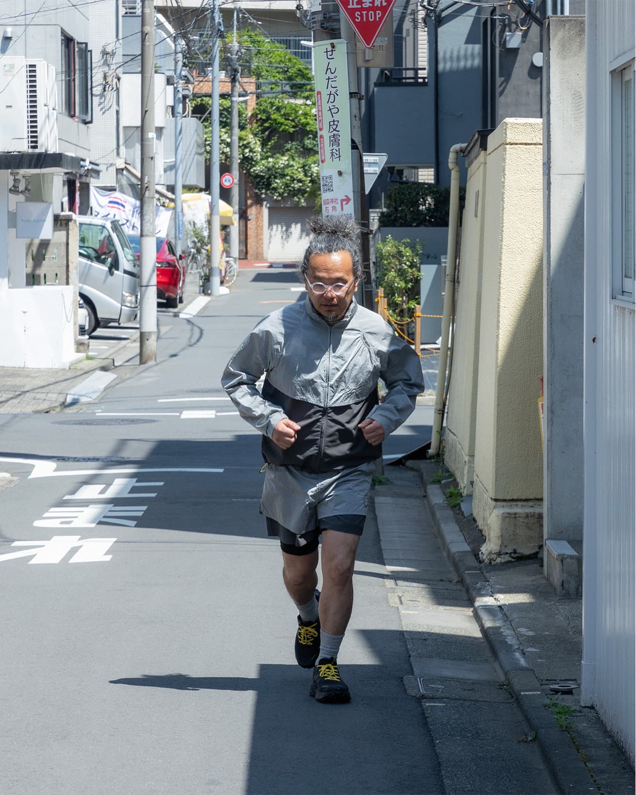 オフィスの周辺をランニングする長坂。