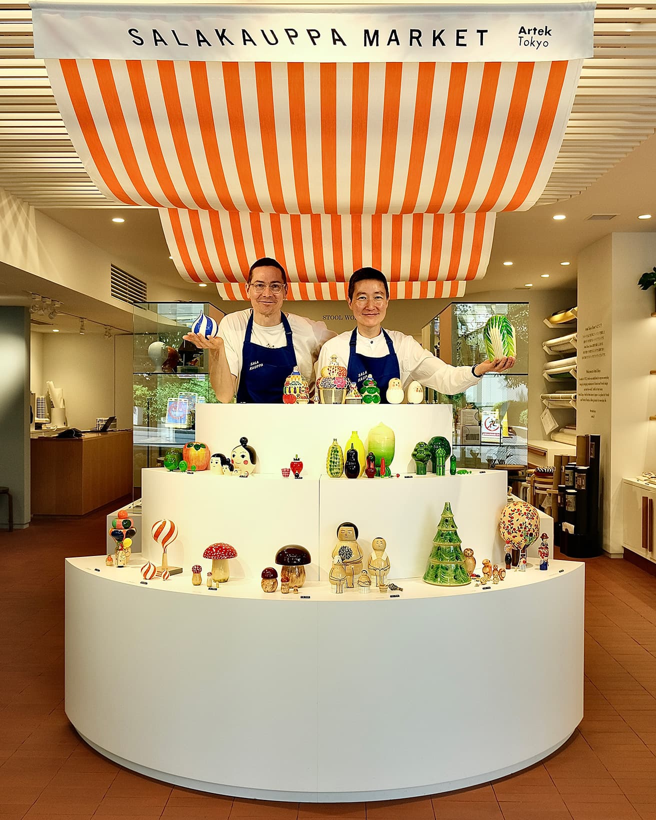 〈Artek Tokyo Store〉にオープンした限定ショップ〈SALAKAUPPA MARKET〉に立つ、〈カンパニー〉のアーム・ソン（右）とヨハン・オリン（左）。