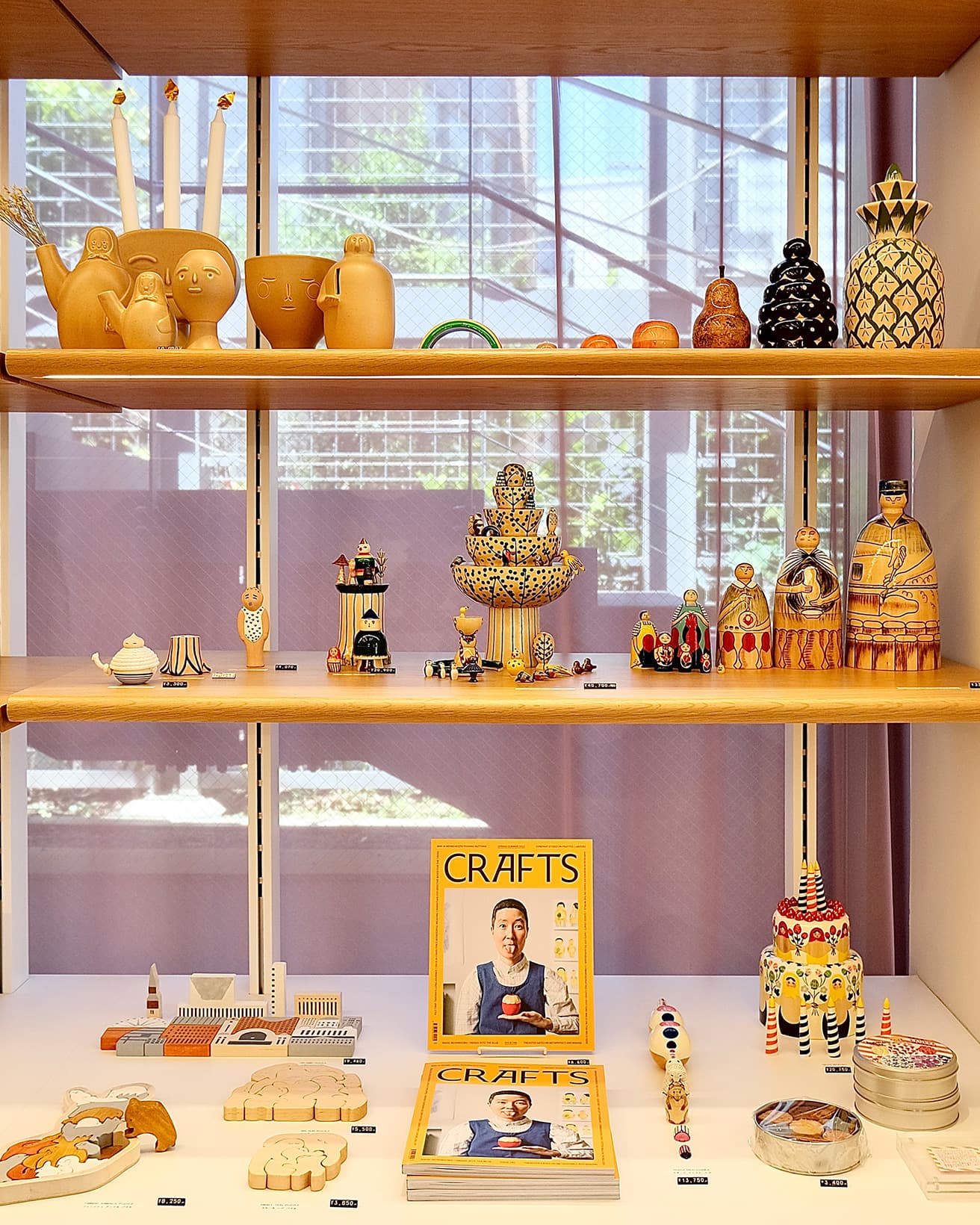 新作アイテムをはじめ、〈カンパニー〉がこれまでに手がけてきた作品が並んだ〈SALAKAUPPA MARKET〉。
