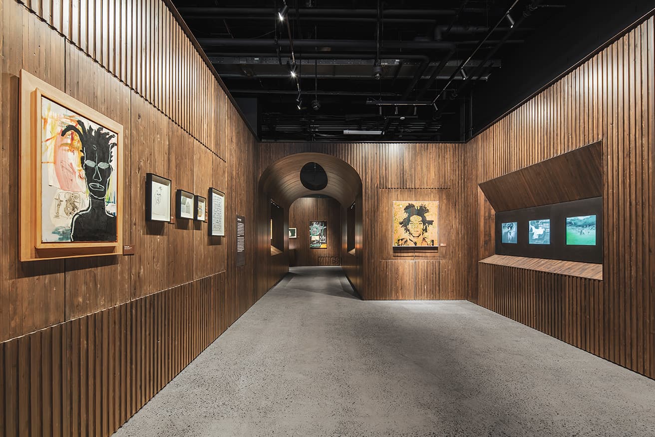 最初に現れる展示室。右手にはジャン＝ミシェルや妹たちがまだ小さかった頃、父親が撮影した８ミリが。