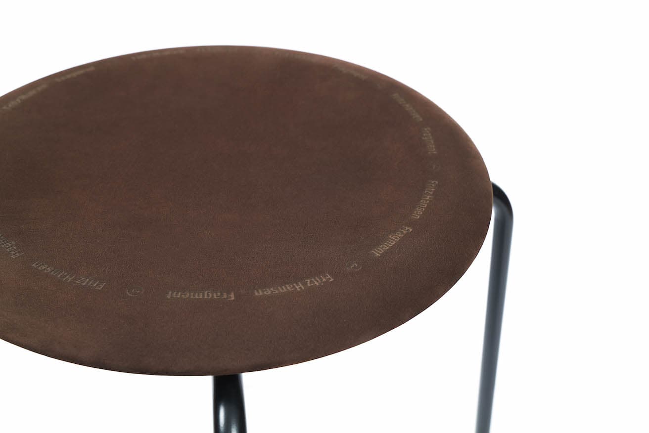 Fritz Hansen : Fragmentのブラウンカラー。シートに沿ったレーザー刻印がさりげなく光る。