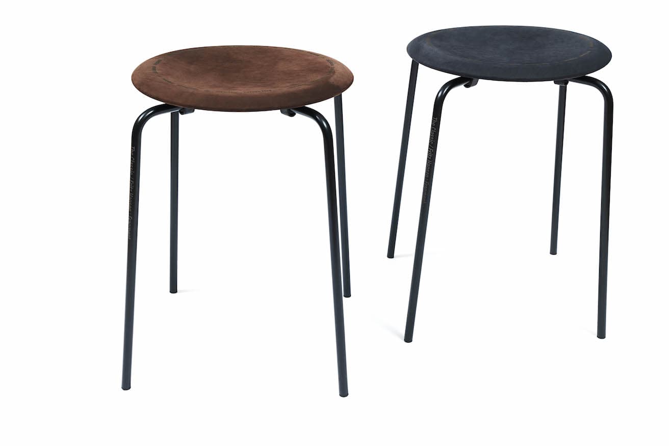 写真左からFritz Hansen : Fragmentのブラウンとブラック。価格は44,000円。