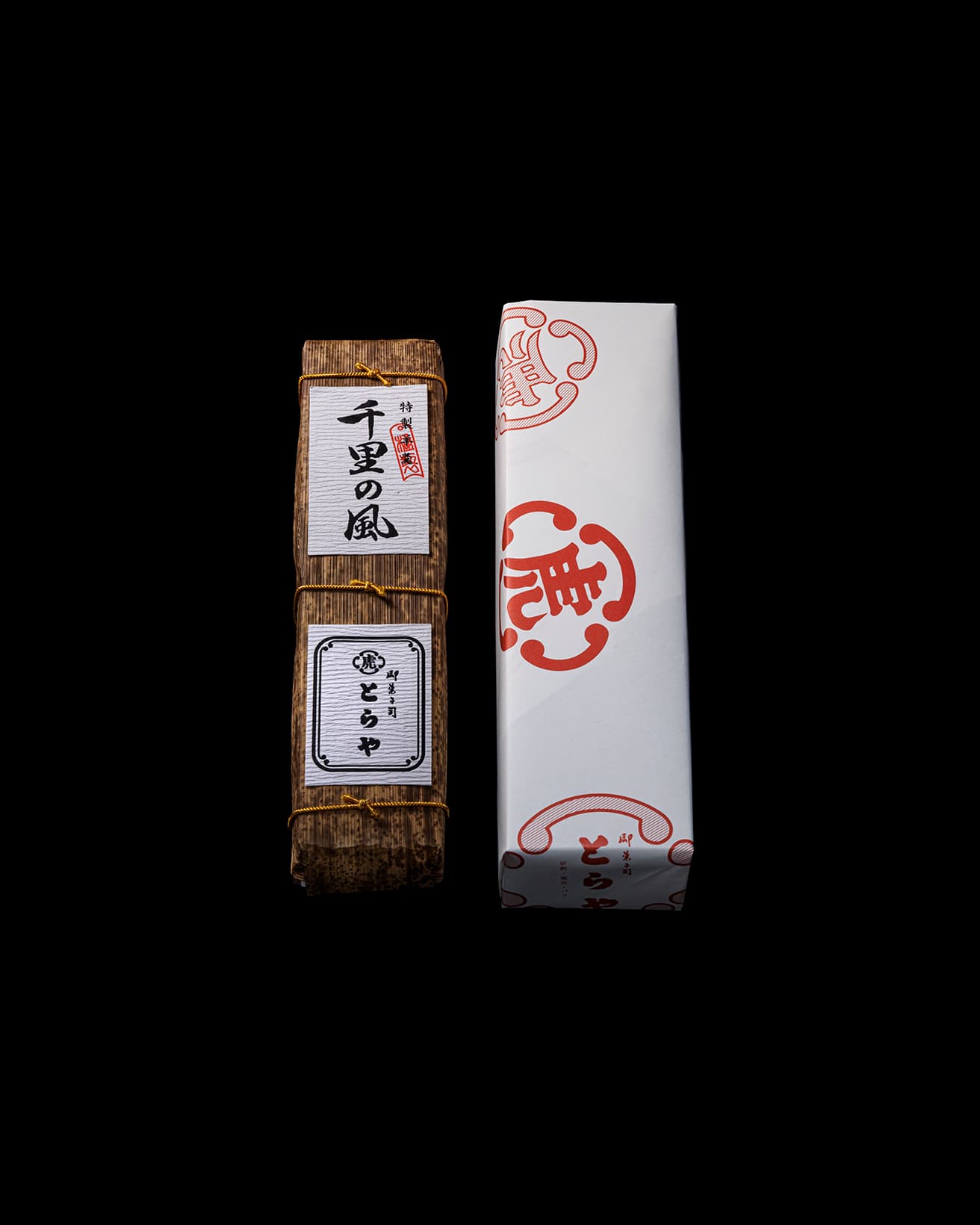 大切な人への贈り物には風格ある竹皮包を。〈千里の風〉竹皮包3,888円。包装紙は屋号の虎の字を4つの鐶（かん）が囲む弁柄色の「鐶虎（かんとら）」紋が配されている。〈とらや 赤坂店〉東京都港区赤坂4-9-22 TEL 03 3408 2331。9時～19時（土日祝9時30分～18時） 毎月6日休(12月を除く)。発送可。
