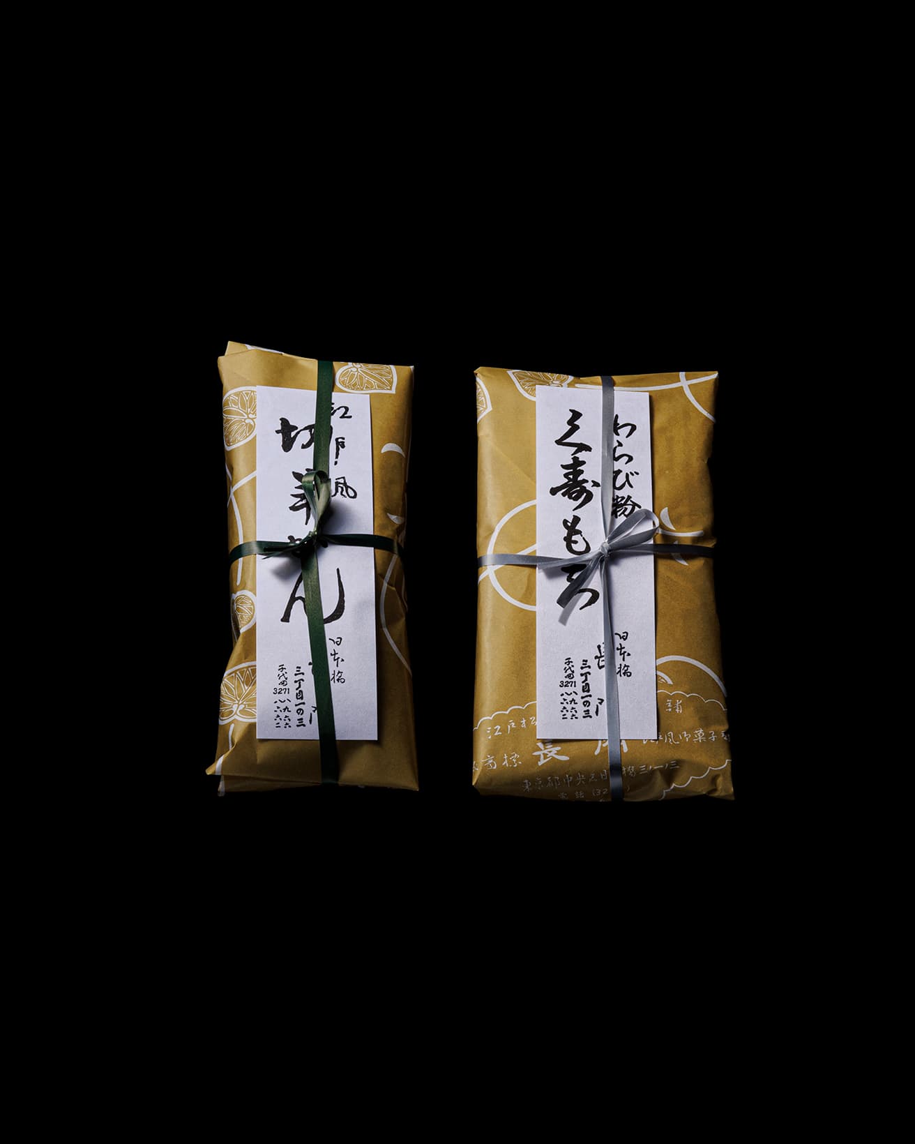 現在の色味に到達するまで何度も試作を重ねたという、深みのある梔子（くちなし）色の包装紙。徳川家の御紋である双葉葵を元に、先代がデザインした「松葉の双葉葵」が散りばめられている。〈江戸風御菓子司 長門〉東京都中央区日本橋3-1-3  TEL 03 3271 8662。10時〜18時。日・祝休。