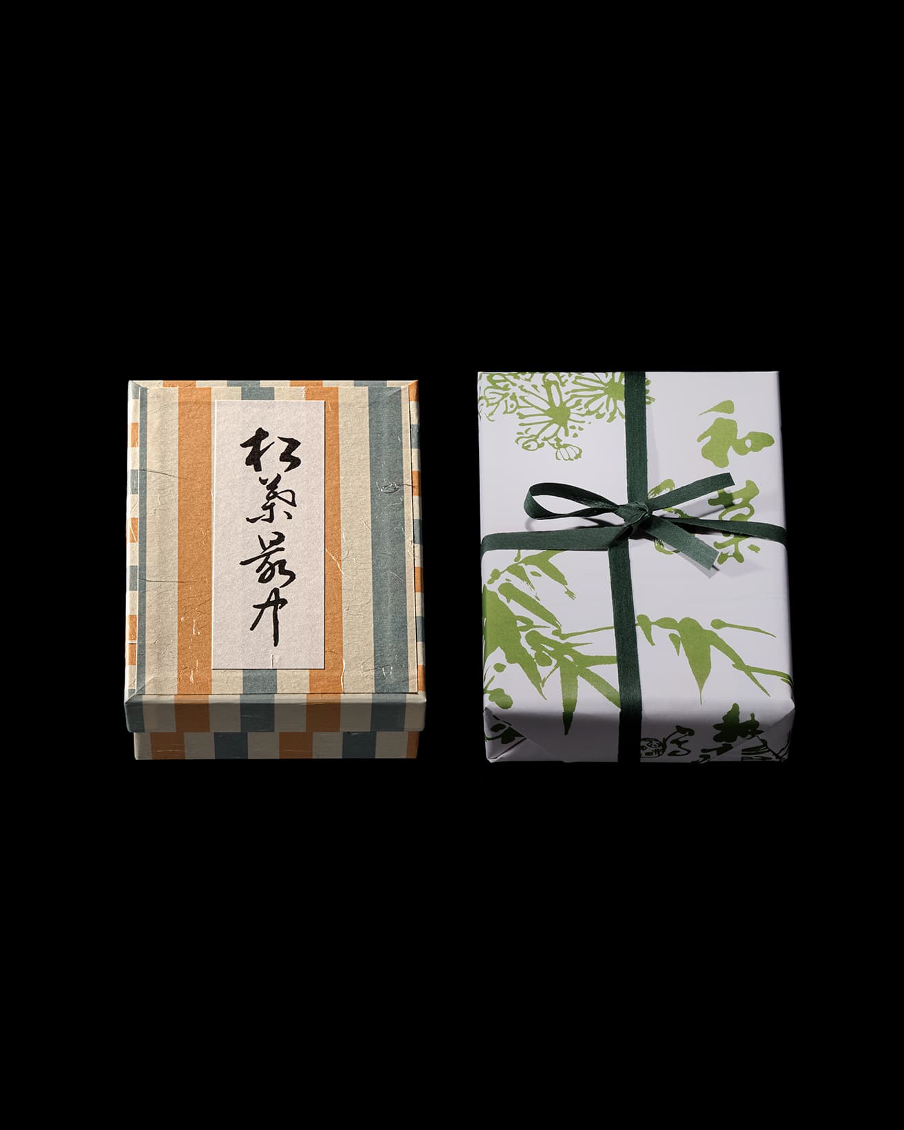 70余年変わらないという化粧箱の意匠も美しい。中央の「松葉最中」の文字は、笹間さんが小学生の時分、一家で習っていたという習字の先生の筆だそう。