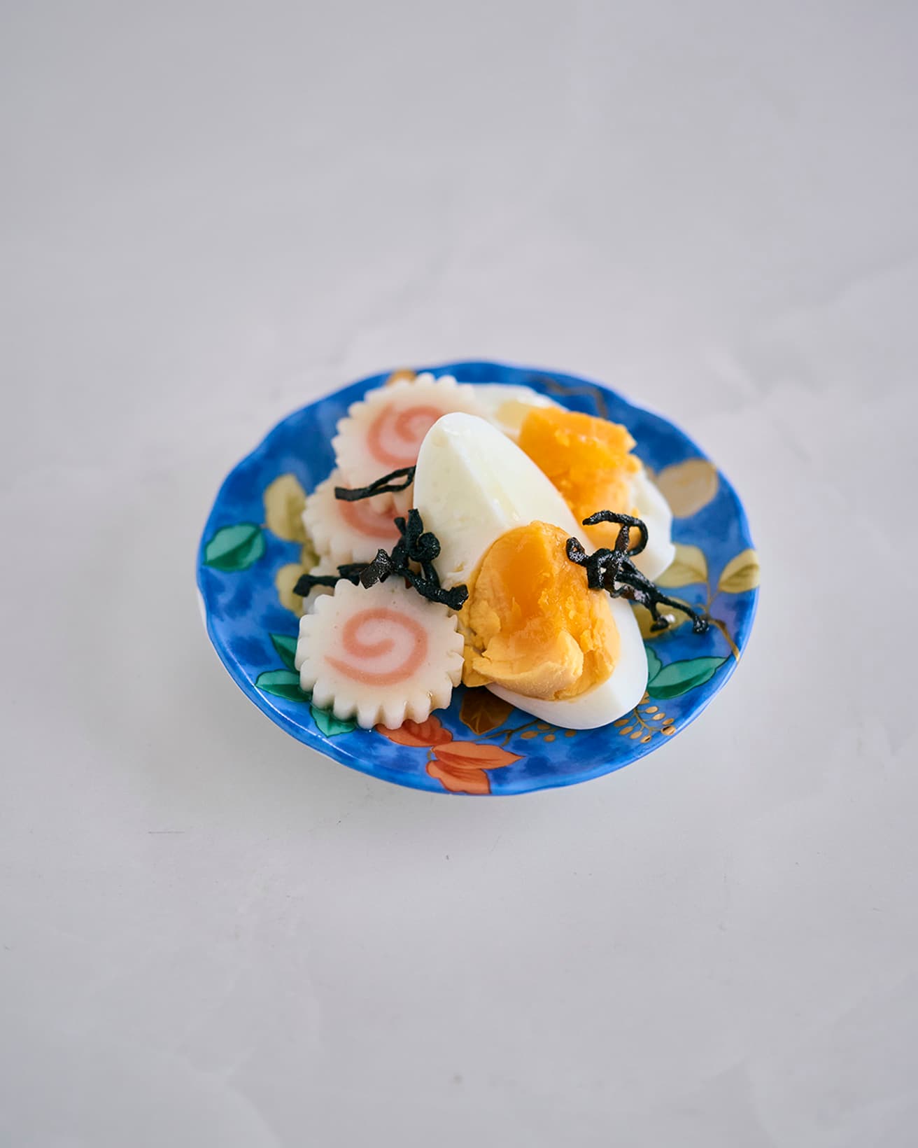 【365日豆皿つまみ】なるとたまごの塩昆布和え｜6月 and recipeのたまごつまみ
