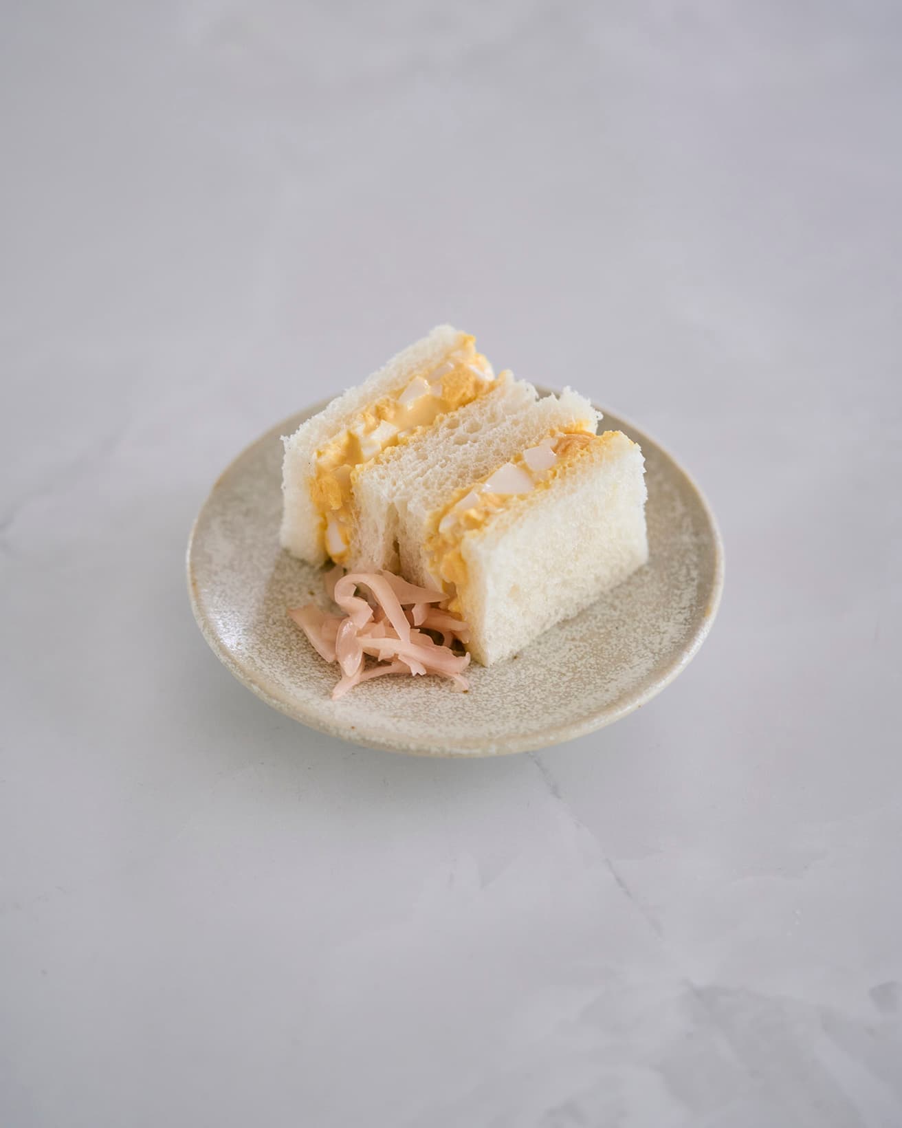 【365日豆皿つまみ】ジンジャーたまごサンド｜6月 and recipeのたまごつまみ