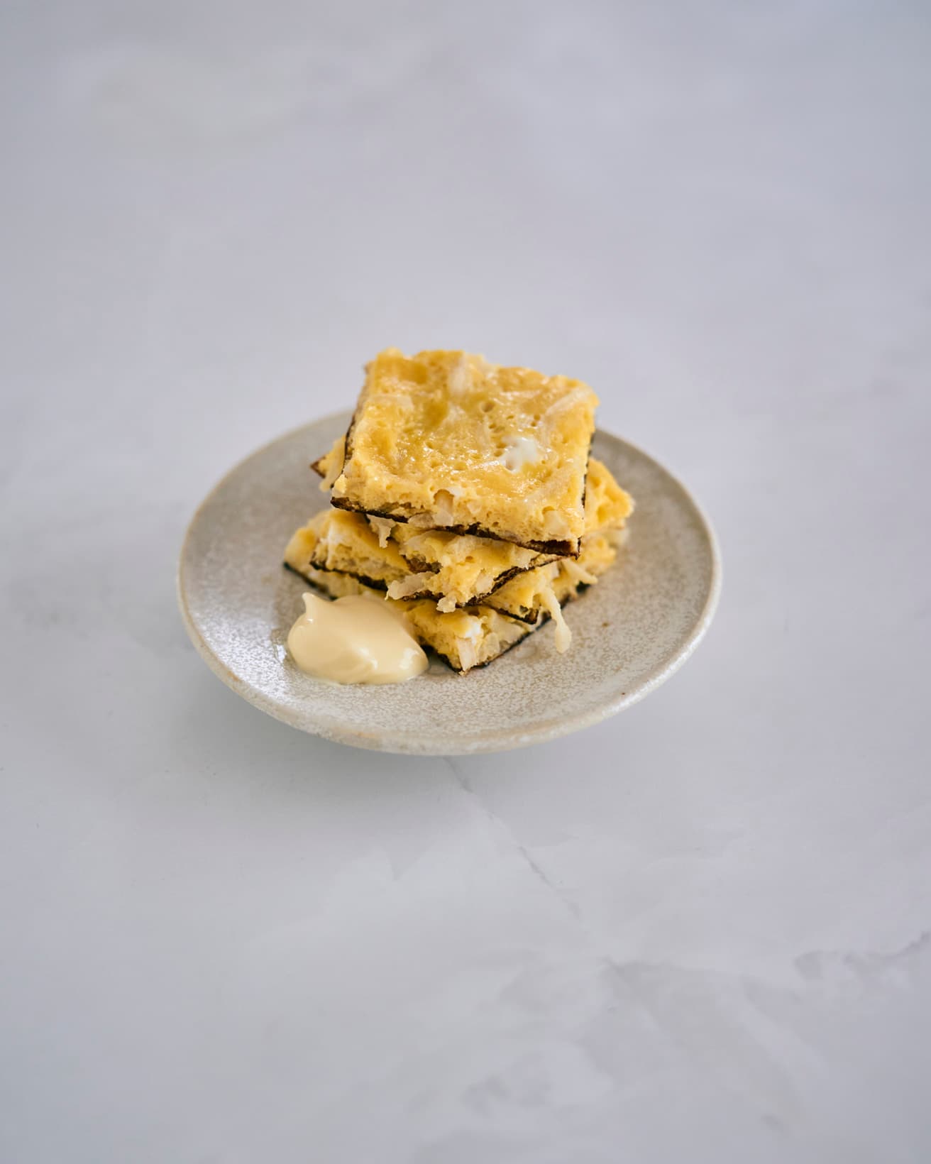 【365日豆皿つまみ】焦がししょうがの薄焼きたまご｜6月 and recipeのたまごつまみ