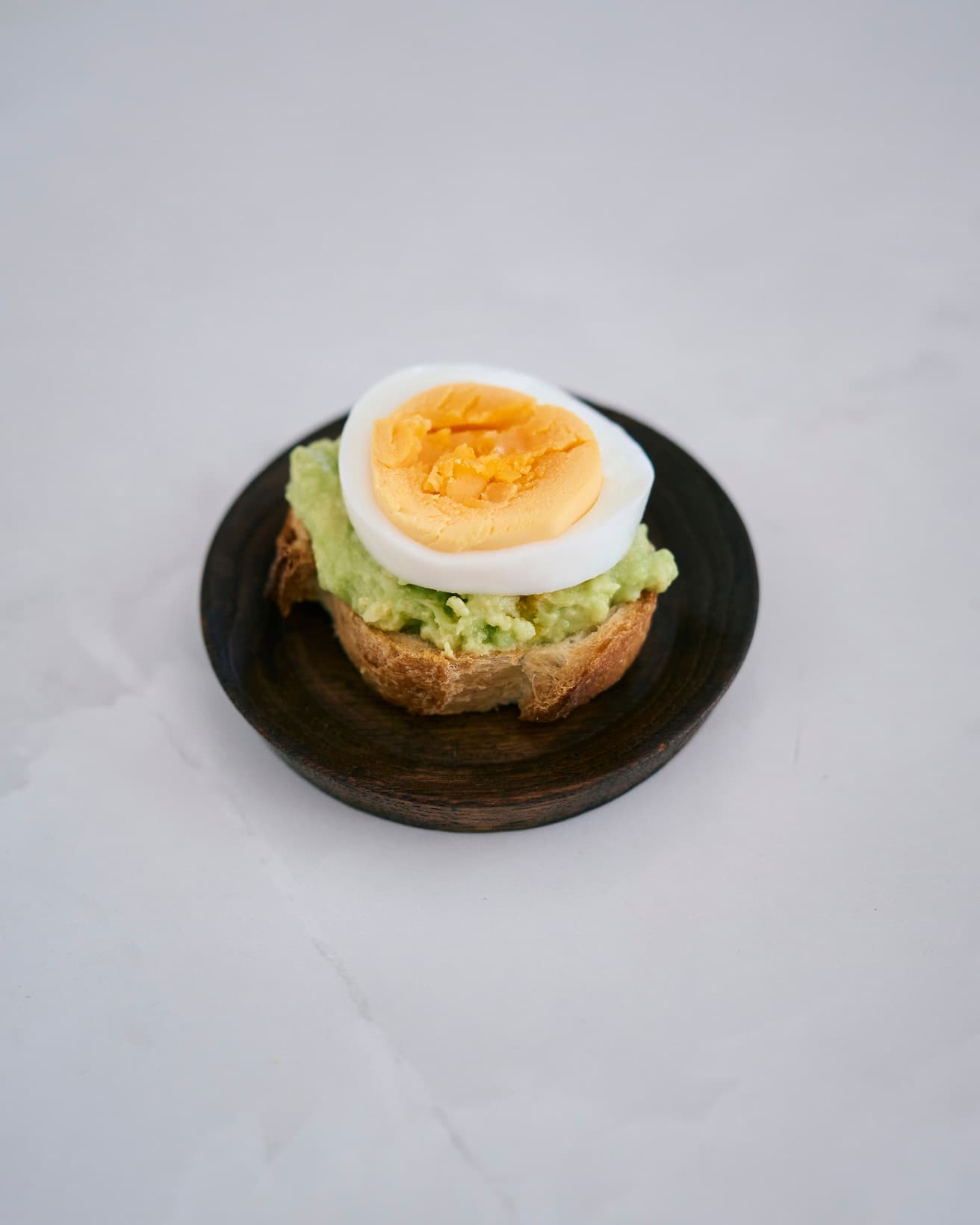 【365日豆皿つまみ】アボカドとたまごのカナッペ｜6月 and recipeのたまごつまみ