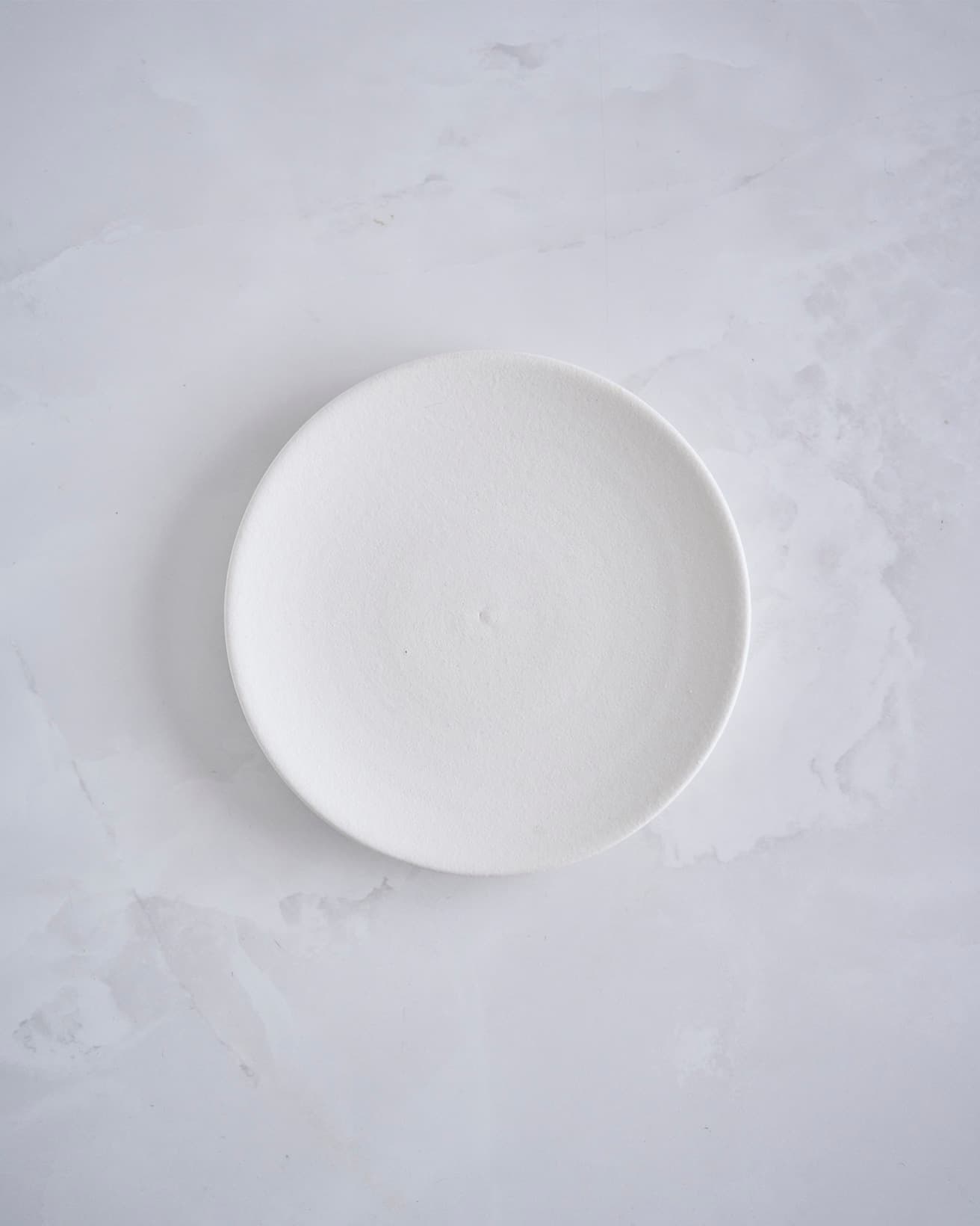 青山の〈Found muji〉で購入した信楽焼のお皿です。粉引のざらっとした感じで、白が生成りっぽくない本当の真っ白。窯元を見学したときに見る、釉薬をかける前の皿のようなニュートラルさがありますね。
