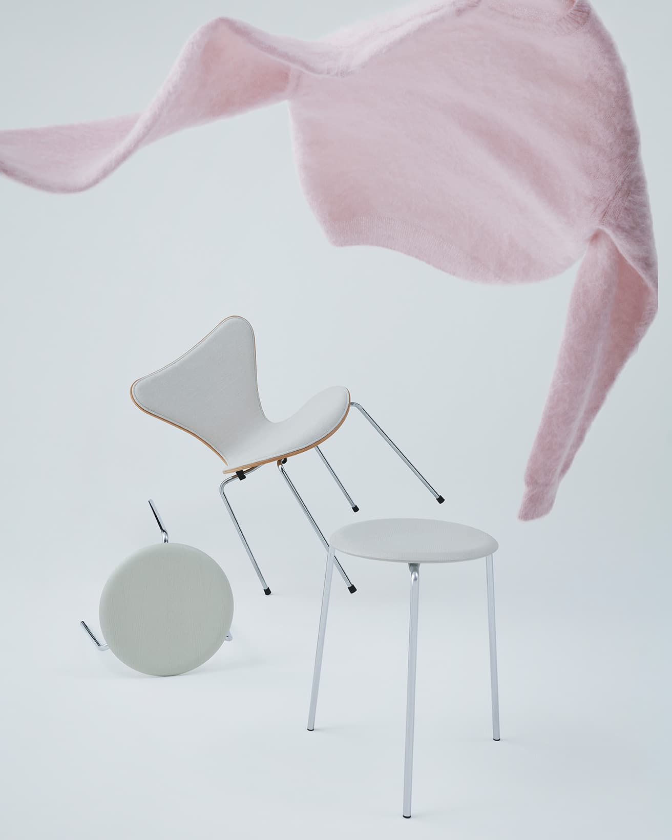 ファッションブランド〈AURALEE〉は、《セブンチェア》と《ドットスツール》をアレンジ。