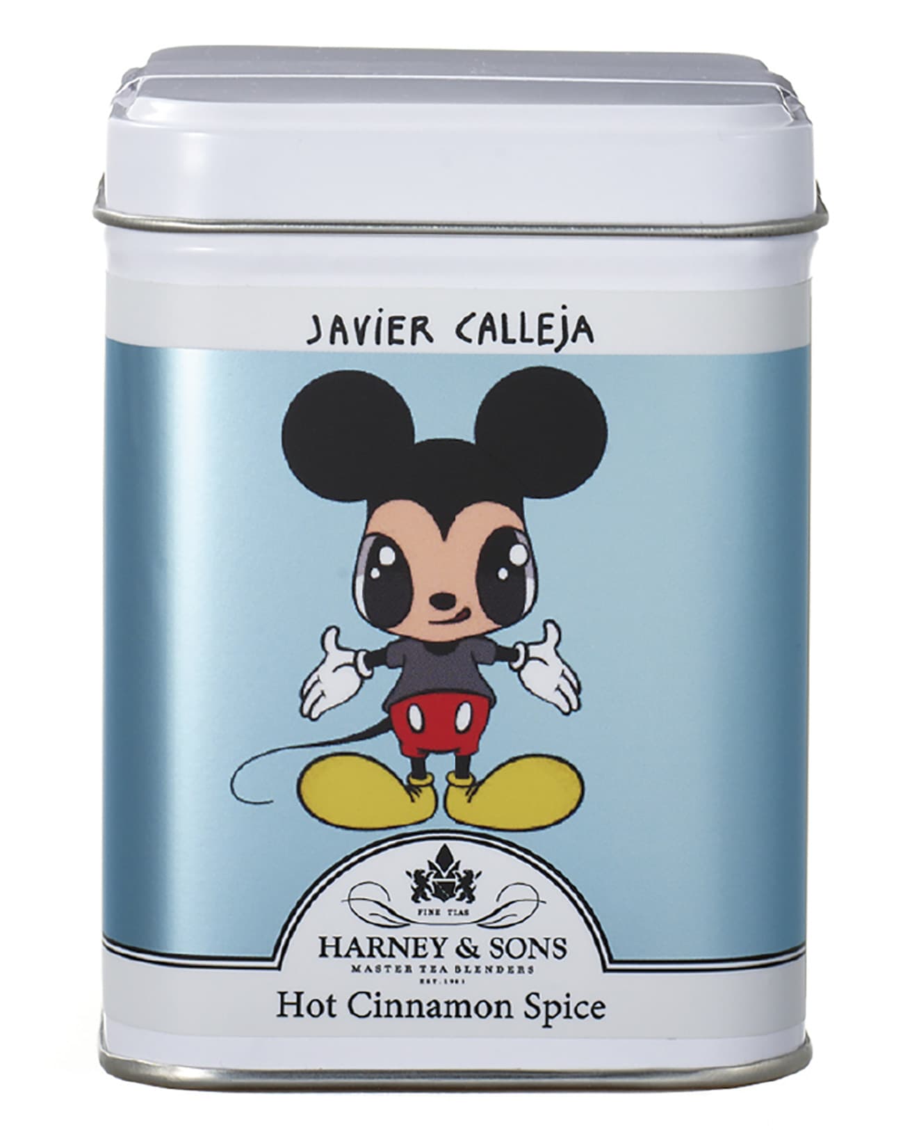 『MICKEY MOUSE NOW AND FUTURE』展と〈ハーニー＆サンズ〉がコラボレーションした特別な紅茶缶。ハビア・カジェハが手がけた缶のフレーバーは、3種のシナモンに、スウィートクローブやオレンジピールを加えた自然の甘みとスパイスが際立つ《ホット・シナモン・スパイス》。©︎Disney designed by Javier Calleja
