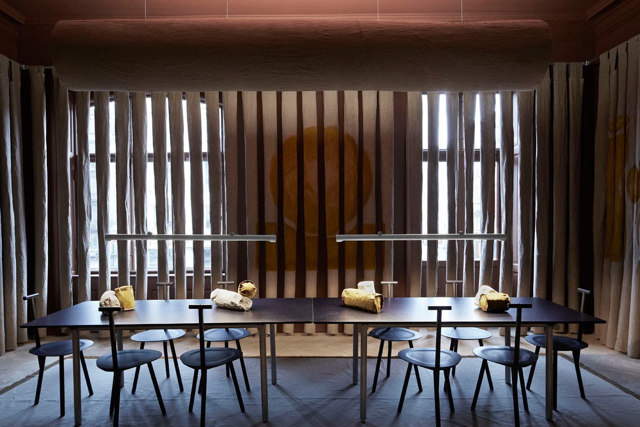 『3daysofdesign』〈PLEASE WAIT to be SEATED〉での展示。フェイ・トゥーグッド代表作のひとつ、スペードチェアを補完するために生まれた〈TUBBY TUBE〉シリーズ。テーブル、ベンチタイプのスツールに加え、今回、新たに照明が発表された。