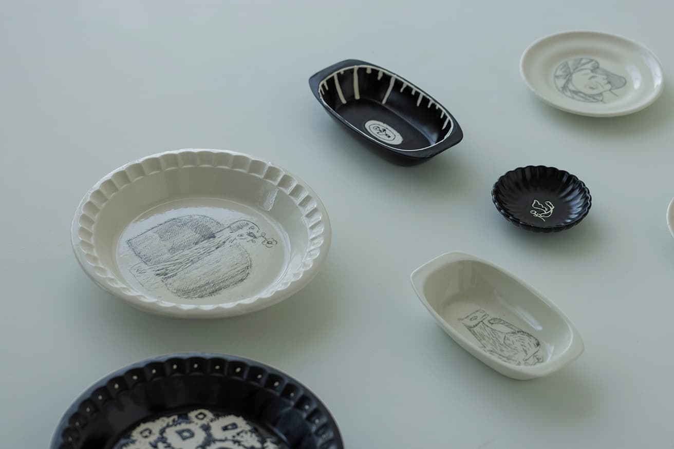 皆川 明＋内田鋼一が〈VISON〉で初めて共同制作。作陶したうつわの展覧会が始まりました。