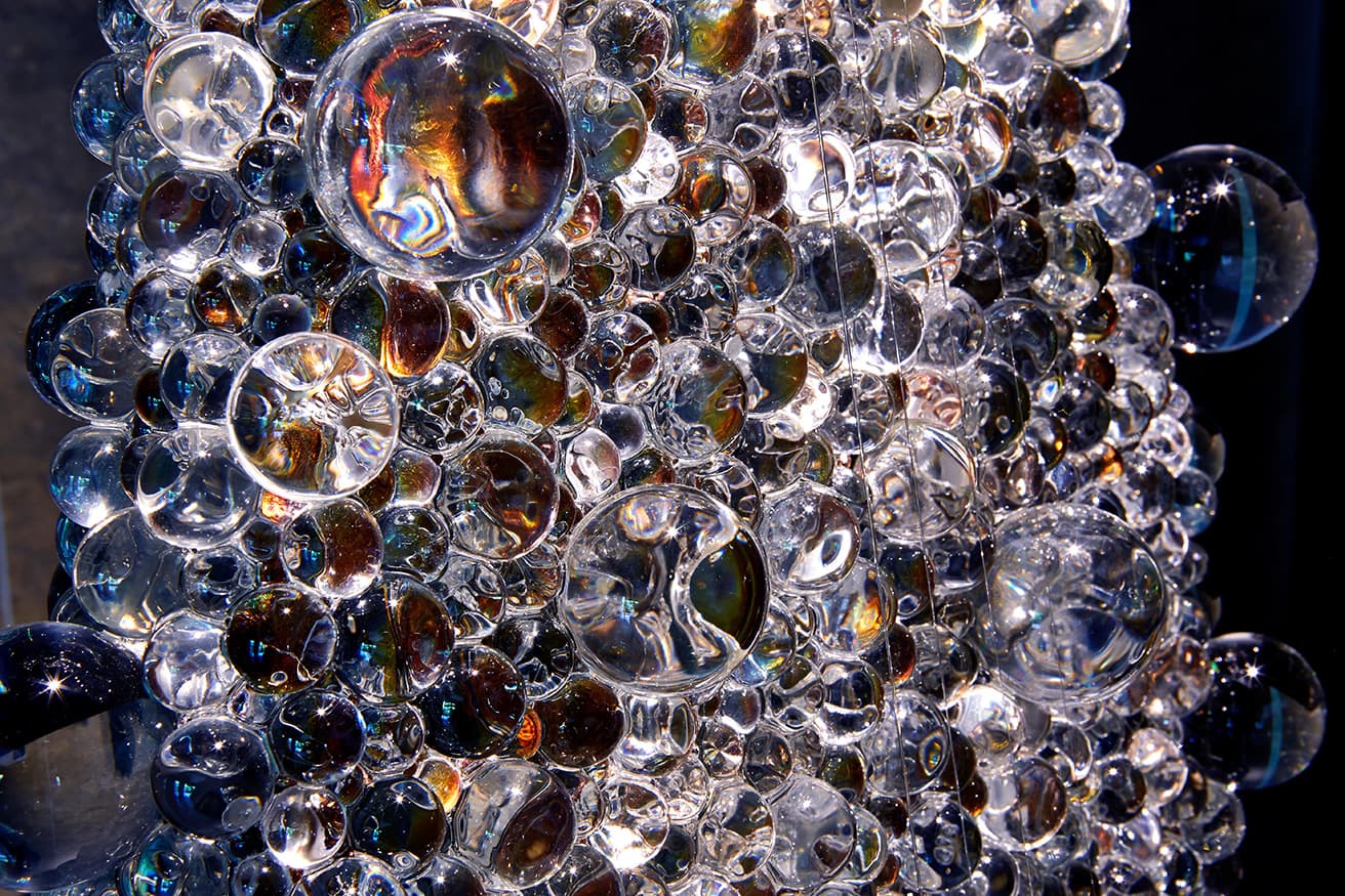 無数のクリスタルビーズで琵琶を覆った名和晃平《PixCell-Biwa（Mica）》（部分）。