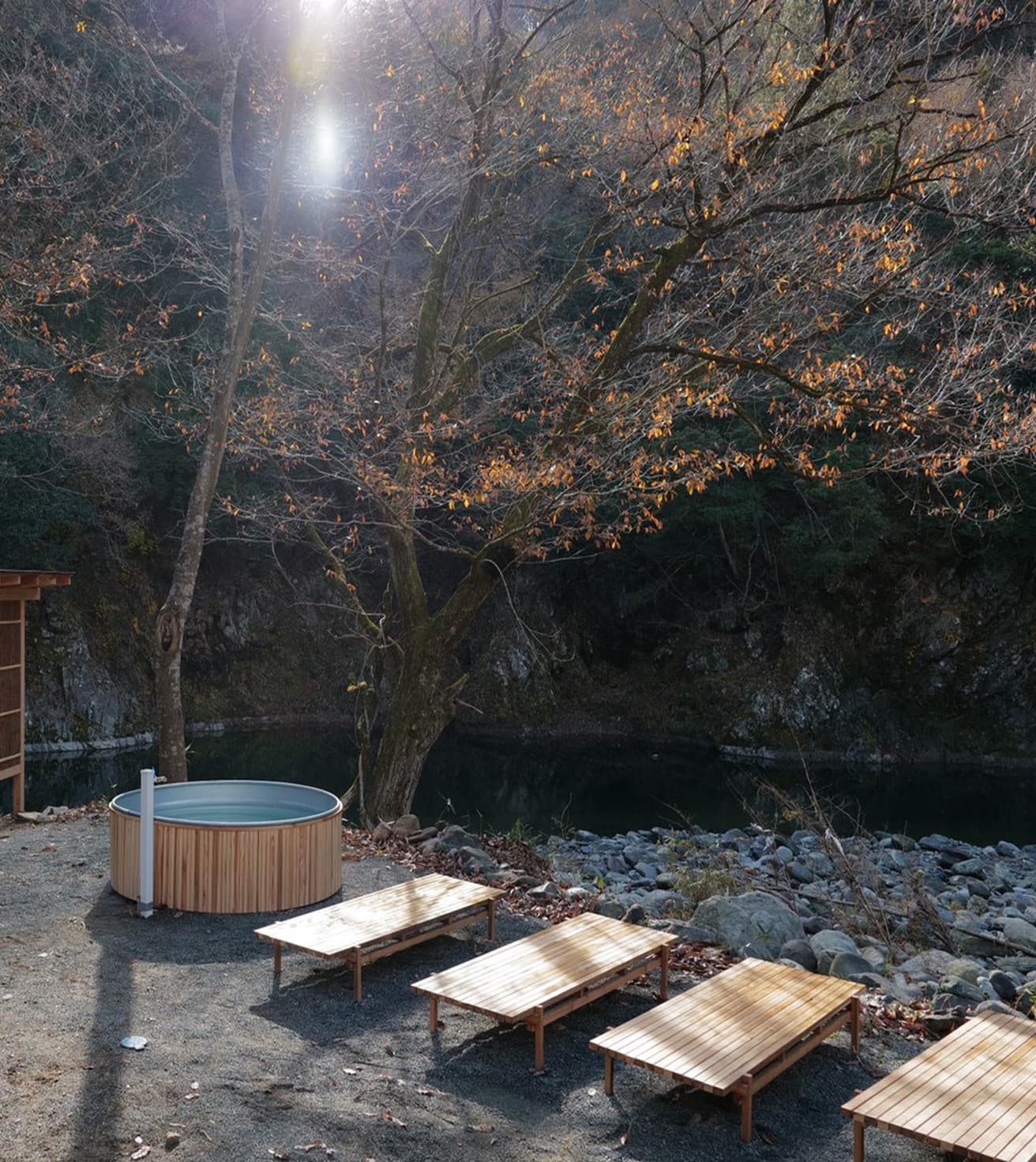 自然の中でのんびり外気浴。これぞサウナの理想系。都会ではなかなか絶景サウナは味わえないかもしれないが、このサウナベンチがあれば、少なくとも肌触りは自然のまま。