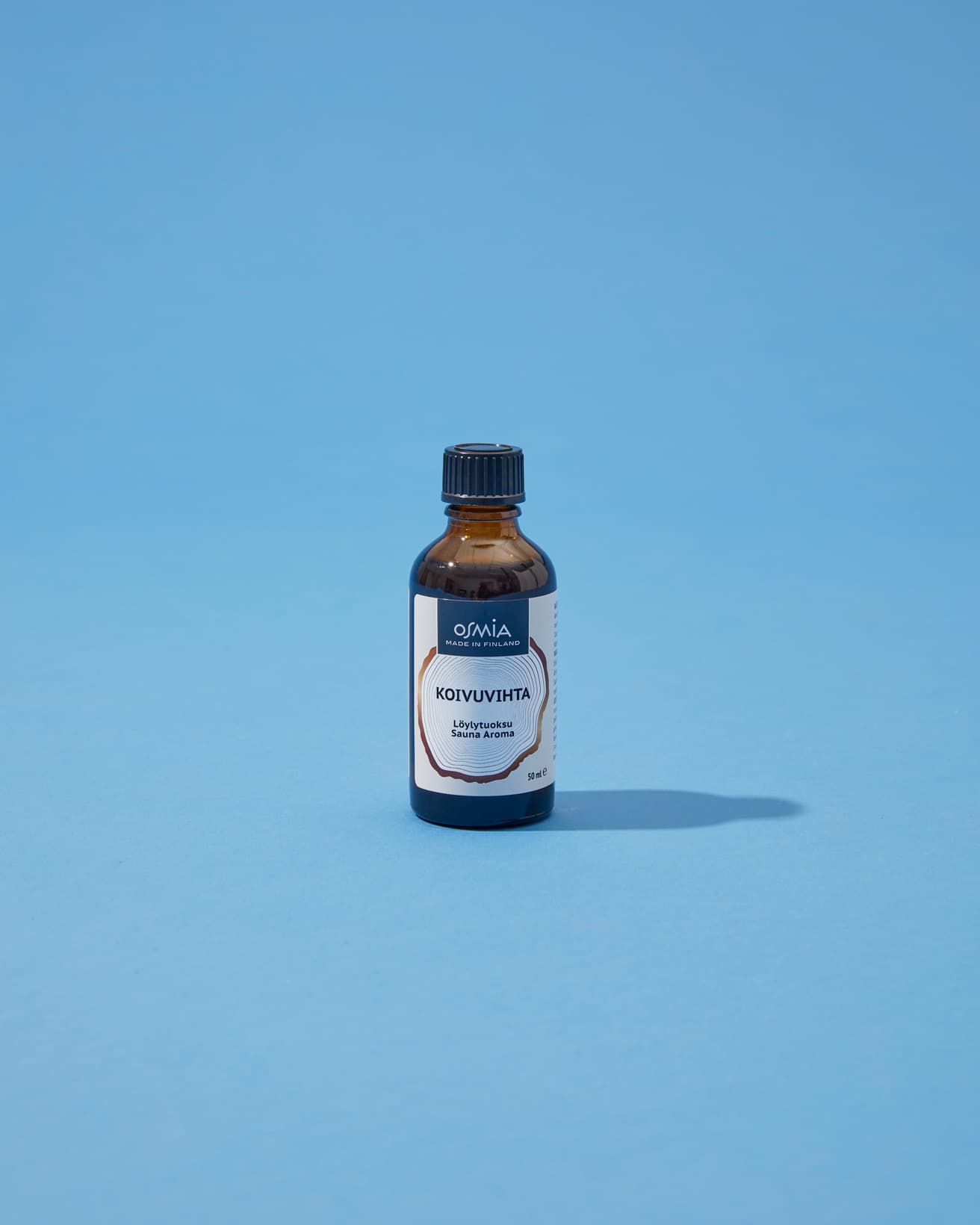 《サウナアロマ ヴィヒタ》50ml 2,800円。サウナ室内に吊るす「ヴィヒタ」（白樺などの枝葉を束ねたもの）の香りをイメージ。