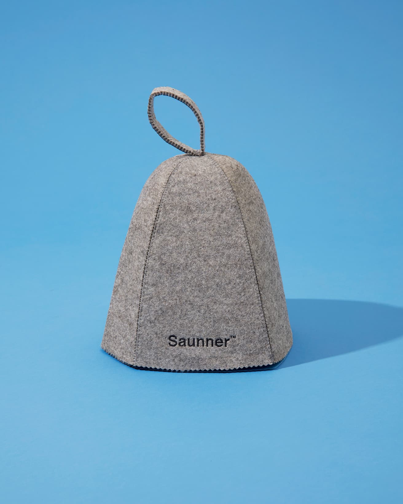 《ウールサウナハット》3,300円。カラーはダークグレー。フロントに入ったSaunner™️ロゴはプリントではなく、しっかりと刺繍で。