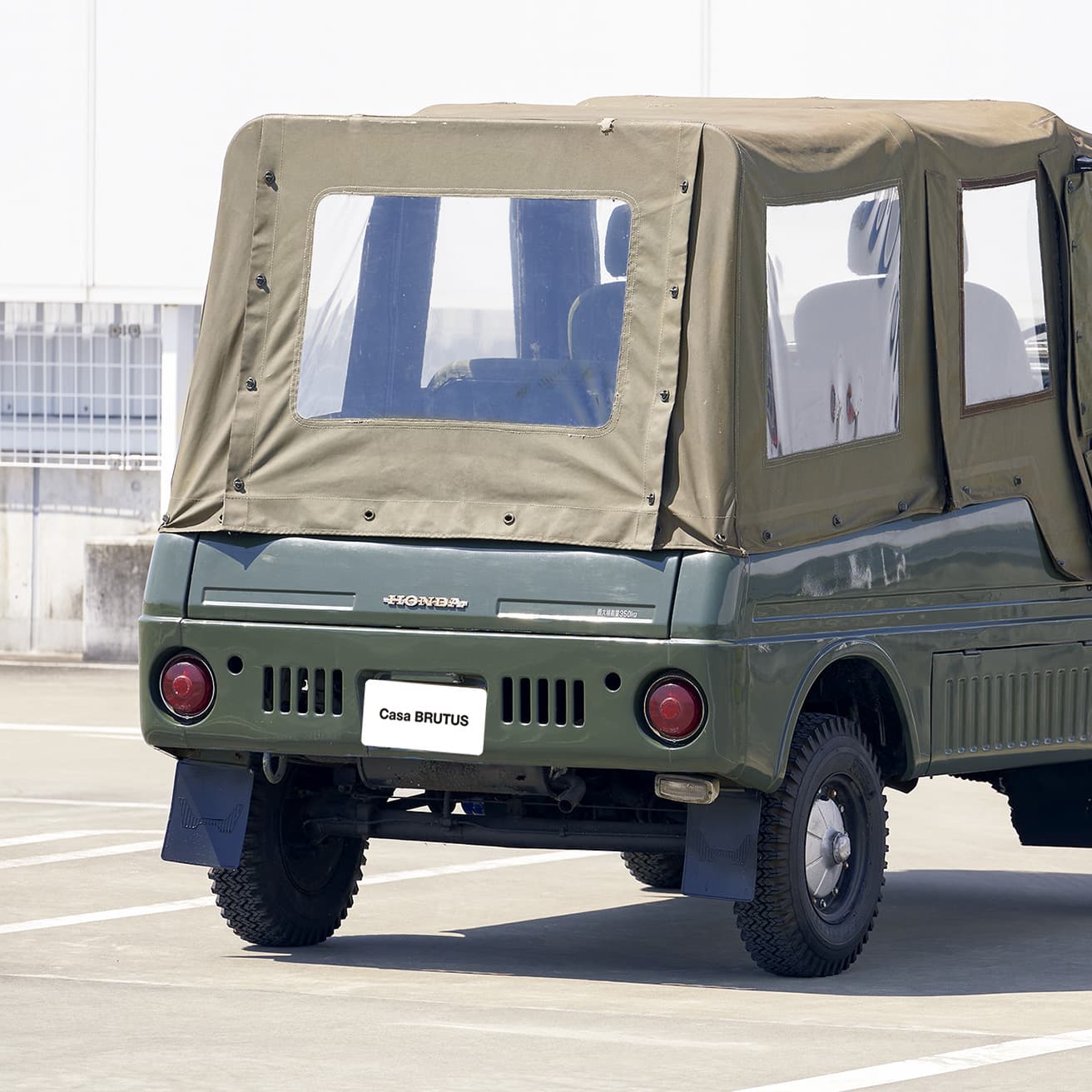 撮影車は車体全体を幌で覆う「フルホロ」タイプ。ジップを使って各部の開閉を行う。