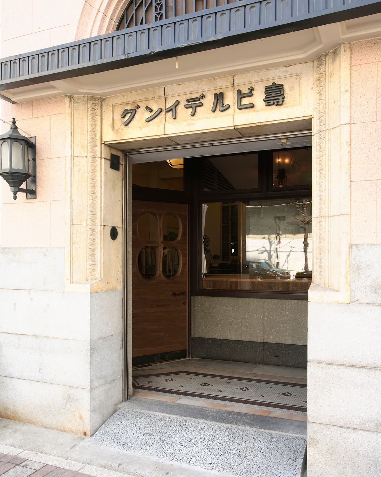 玄関周りや階段にアール・デコ風の意匠が取り入れられた寿ビルディング。エレベーターではなく階段を使って、細部の意匠も観察したい。