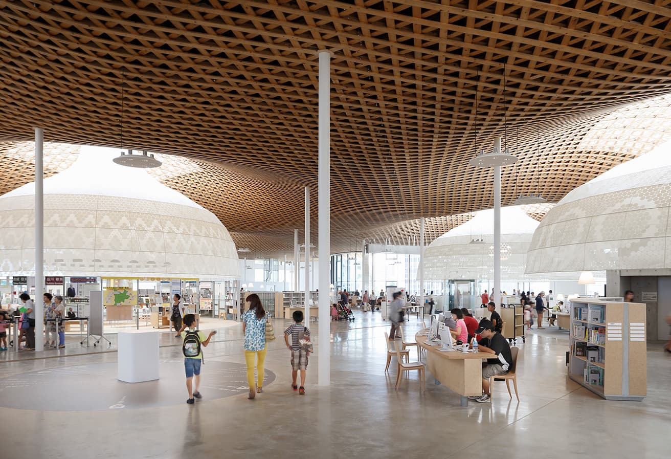 〈みんなの森 ぎふメディアコスモス〉。2015年開館。図書館や市民の交流センターなどが集まる複合施設。photo_Kai Nakamura