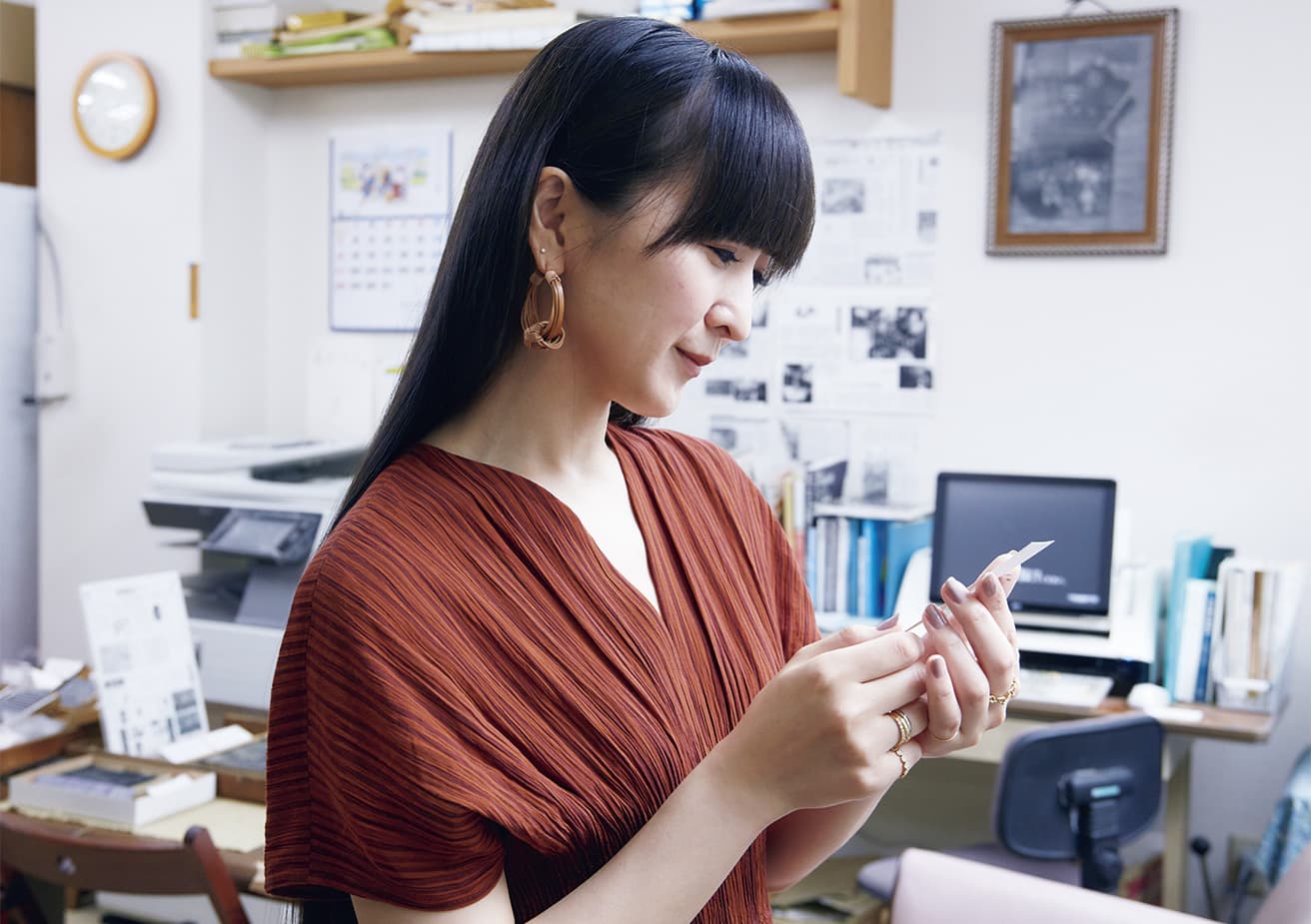「文字が裏返しの鏡文字なんですね」とかしゆか店主。