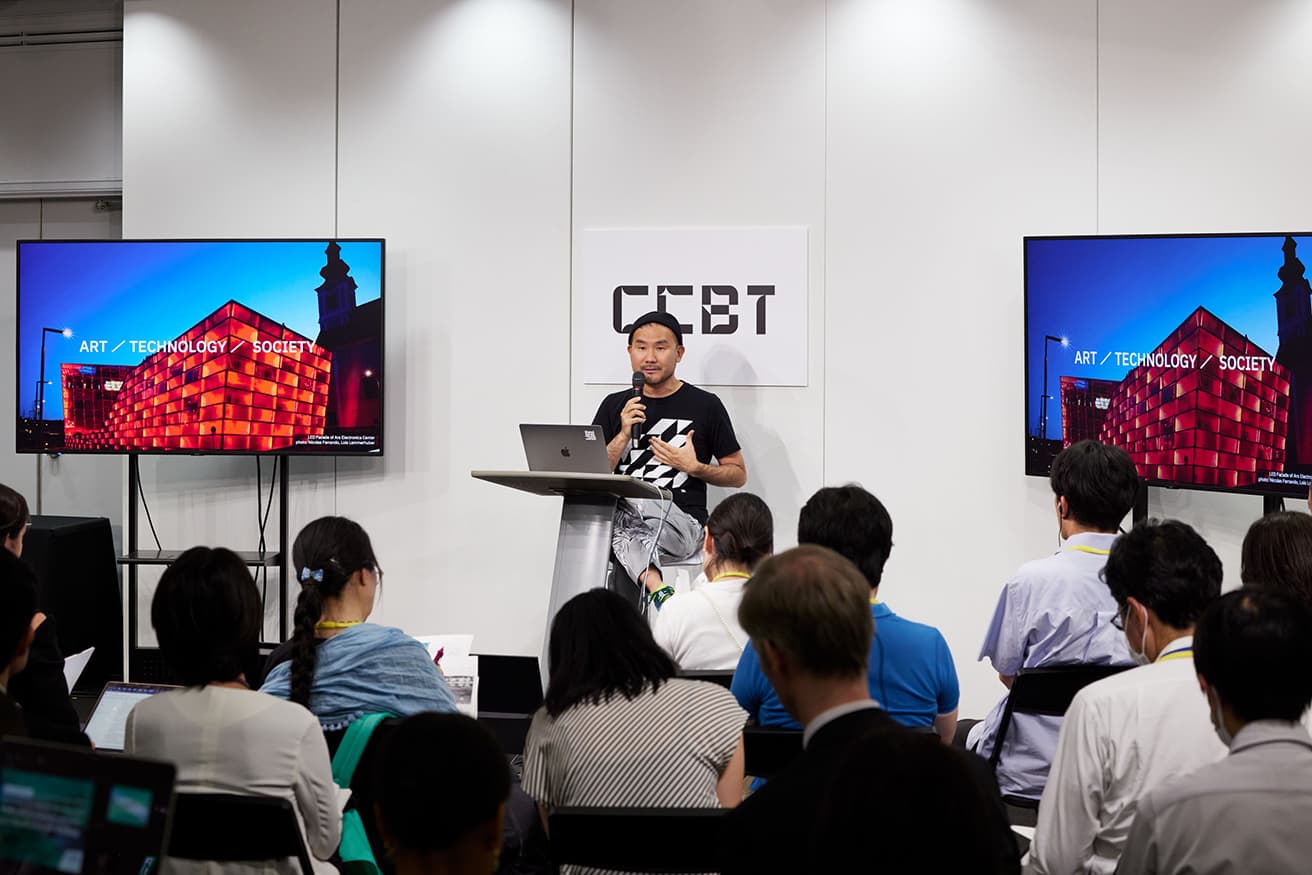 小川秀明　おがわ・ひであき　〈CCBT〉クリエイティブディレクター、〈アルスエレクトロニカ〉フューチャーラボ共同代表。2007年からオーストリア・リンツ市を拠点に活動、〈アルスエレクトロニカ〉にてアーティスト、キュレーター、リサーチャーとして活躍、現在は同機関の研究開発部門の共同代表に。photo_Nacása &amp; Partners