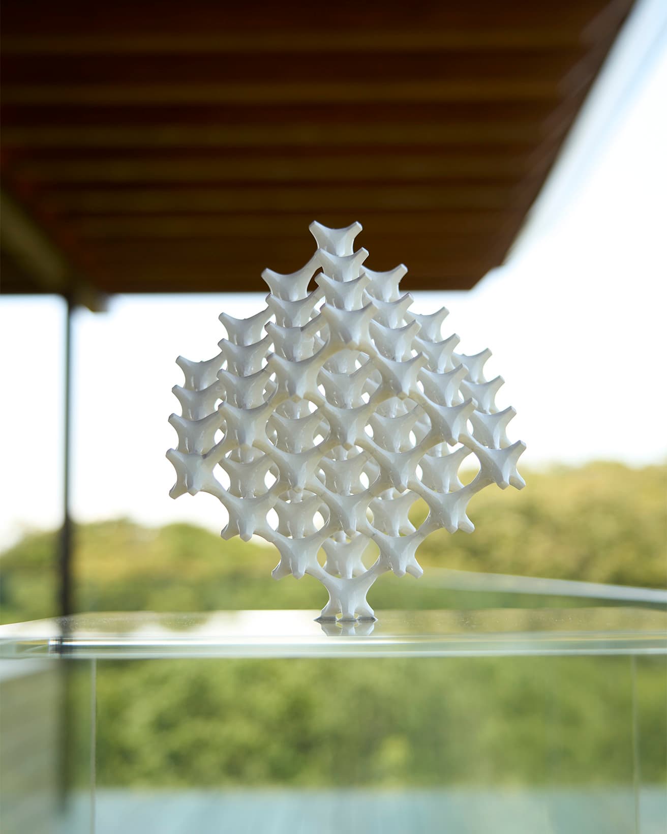 同じく《Synapse》。手捻りの技法を用いて分子構造のような感覚で制作。釉薬によって光り輝いている。