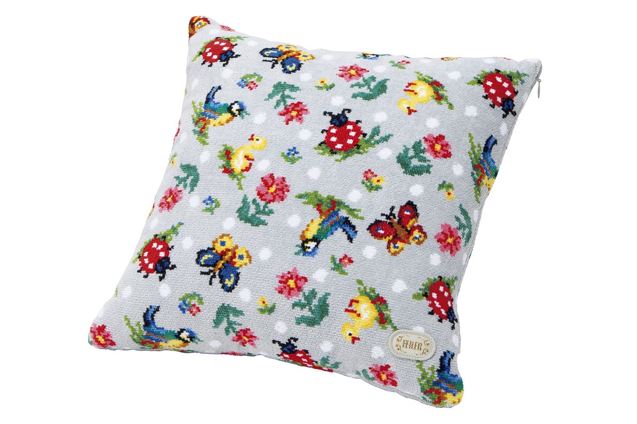 クッション35×35cm 19,800円。