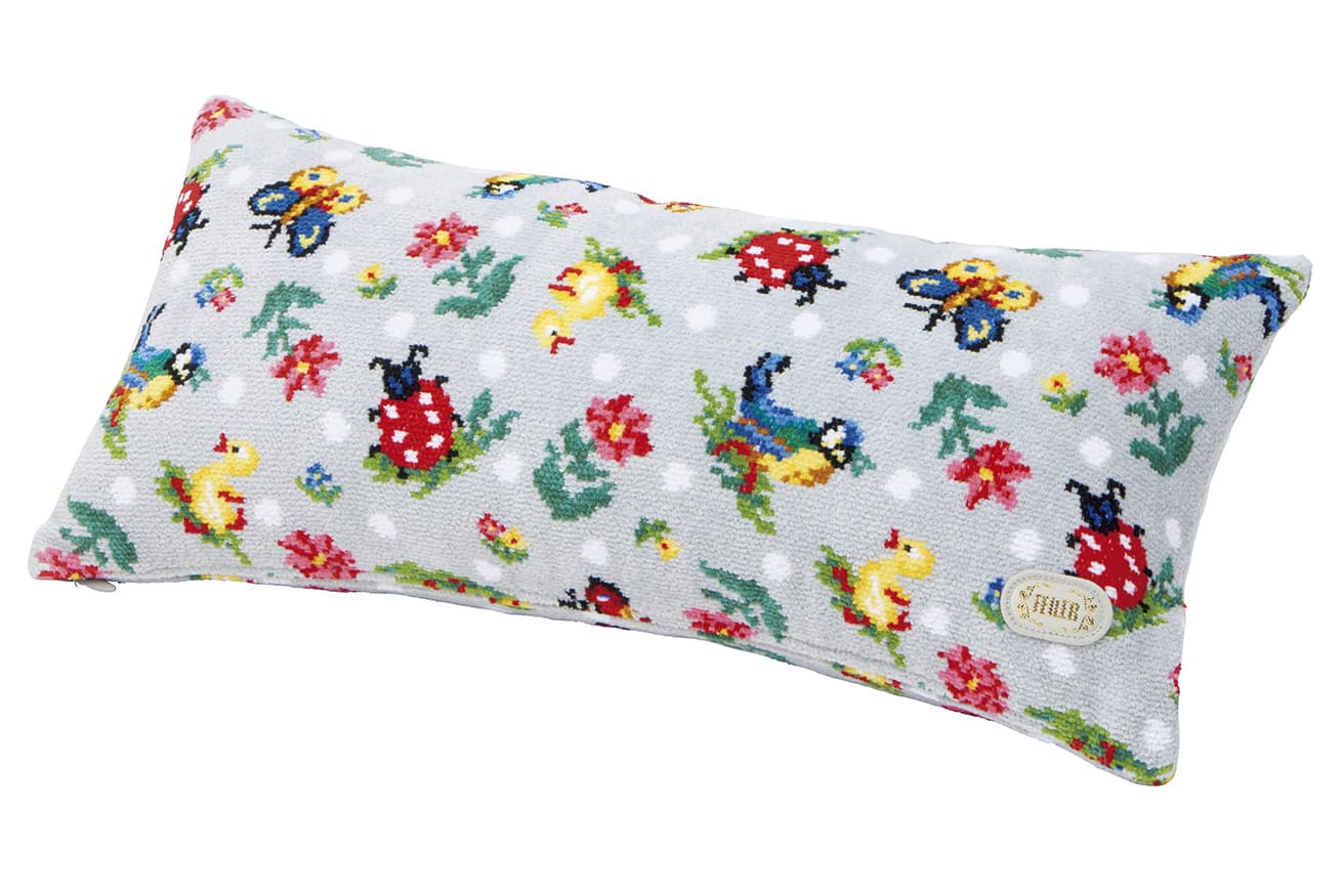 クッション22×46cm 18,700円。