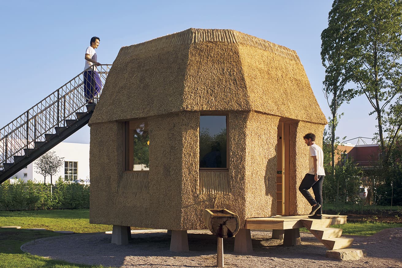 基礎石の上に建つ〈Tane Garden House〉。外付けの階段を上がったルーフトップは展望台。左奥にはフランク・ゲーリー、右奥にはアルヴァロ・シザがデザインした工場が見える。