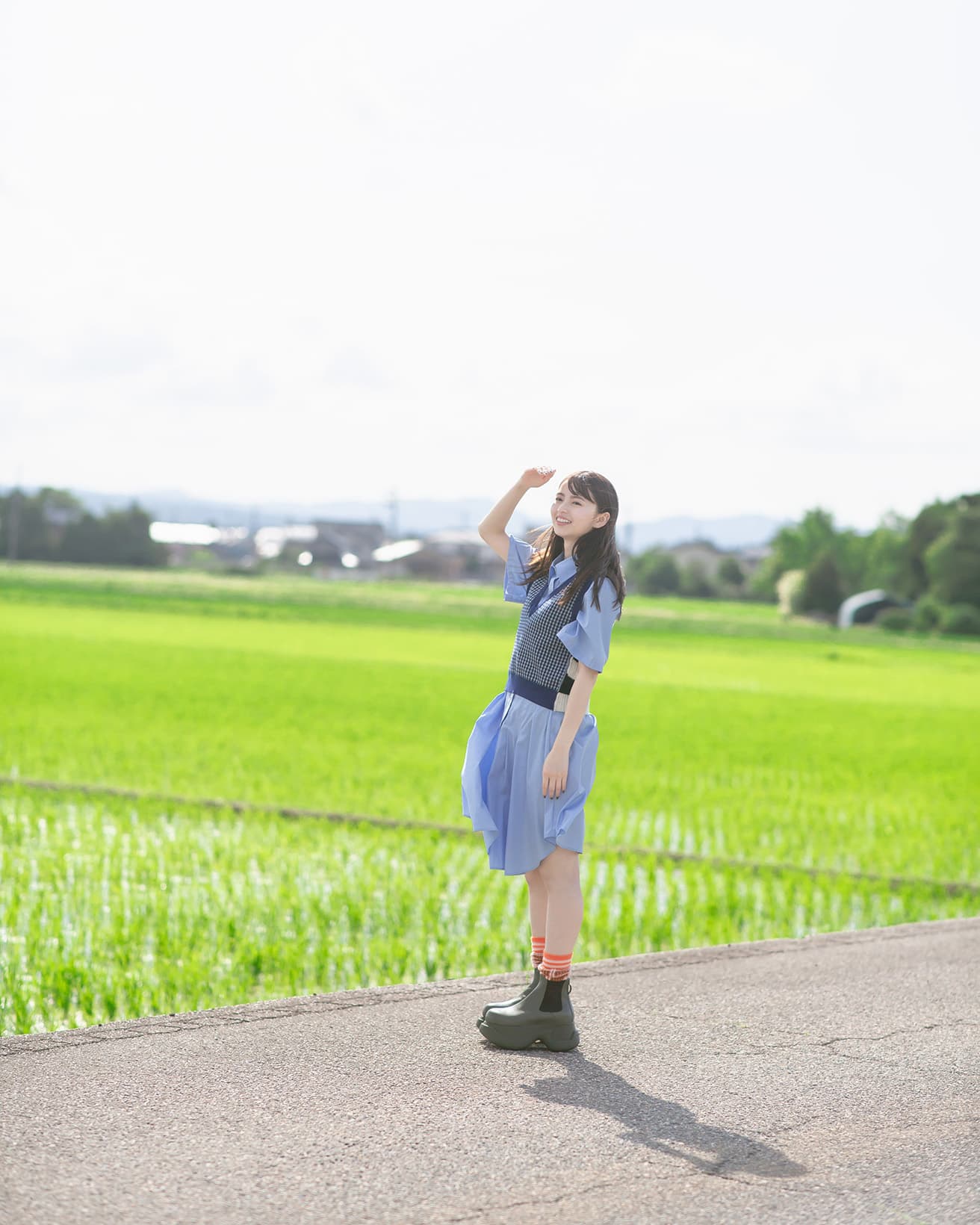 宿の前には青々した水田が広がり、燕が飛び交っている。「苗がピシッと揃っていて気持ちいいですね。おばあちゃんの家のまわりも田んぼだったので、こういう風景は懐かしいな」