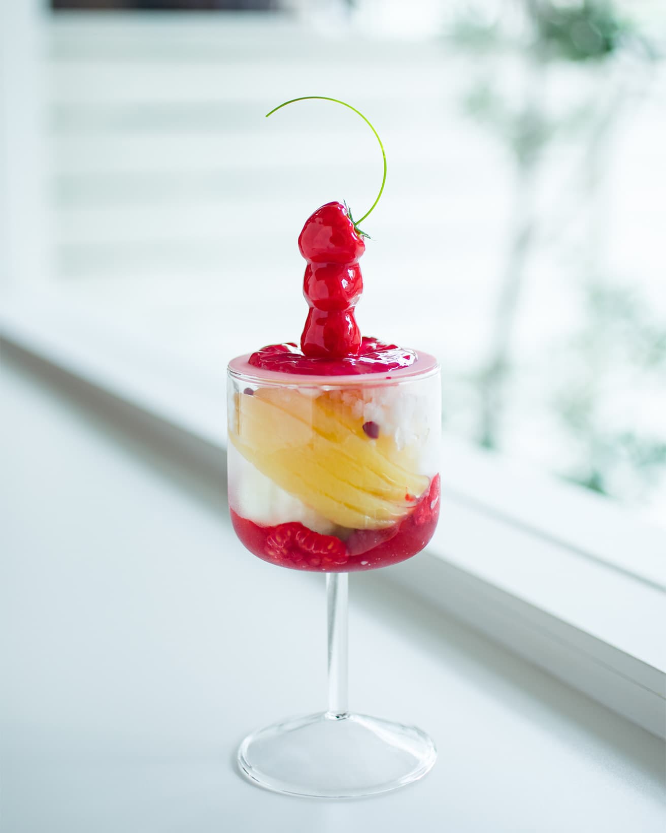 「パフェ」2800円（ドリンクと小菓子付き）。2023年8月11日より、公式インスタグラムから完全予約制で発売。写真は白桃のコンポートとフランボワーズのムースを合わせた一品。内容は時期ごとに変わる。