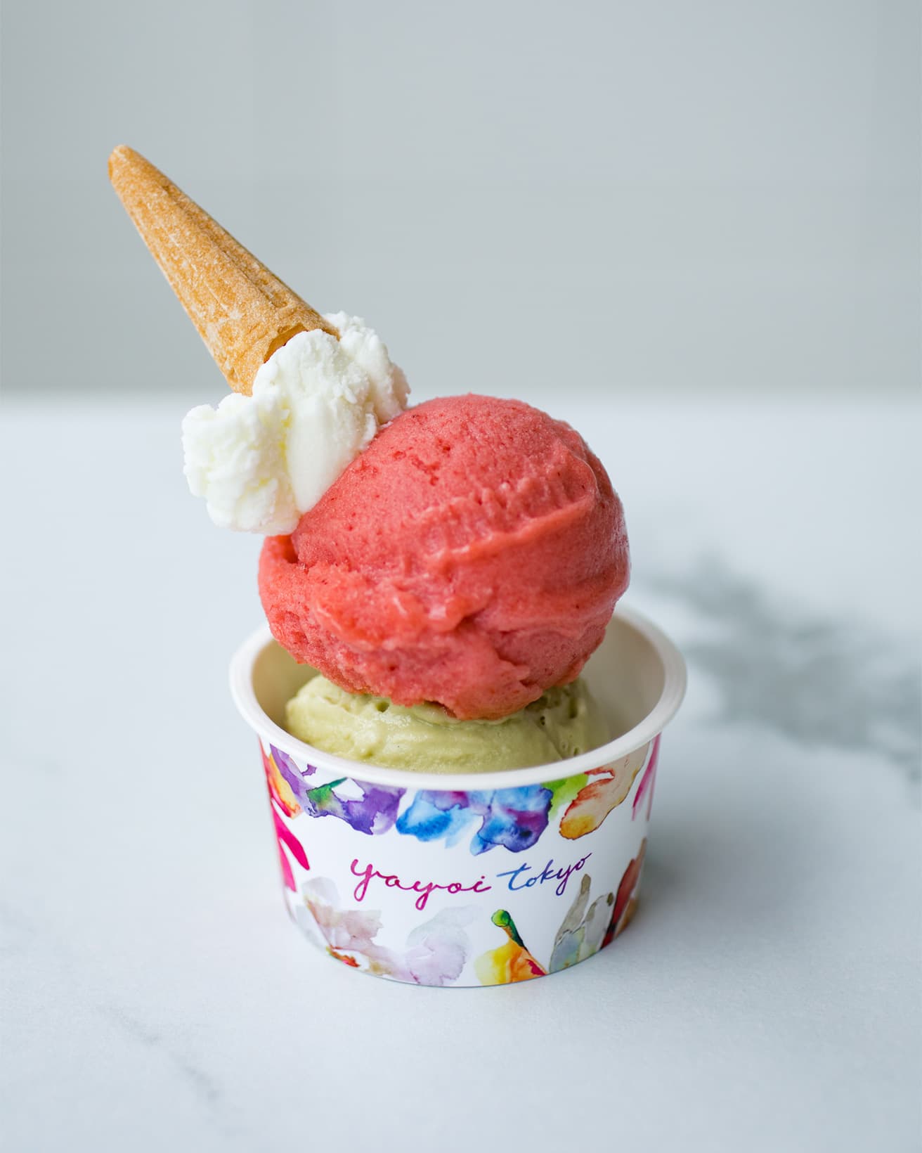 「カップ ダブルサイズ」650円〜。甘酸っぱい「苺」。イタリア、スペイン、イラン産のピスタチオをブレンドしたプレミアムプラスの「グランピスタチオ」は＋200円。