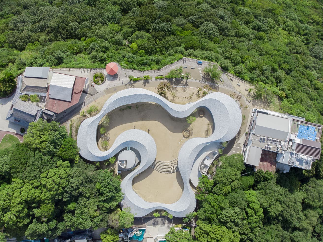 空から見た〈やしまーる〉。建物のカーブに沿って大小6つの広場がある。(c)SUO
