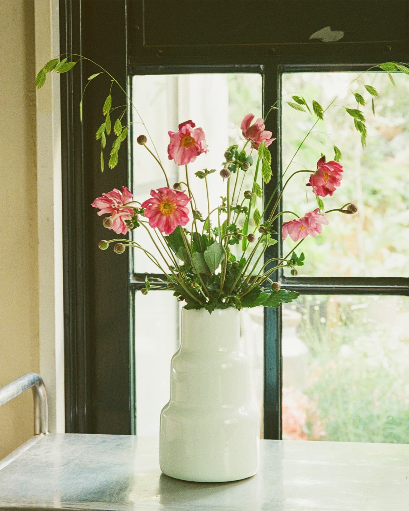 【今週の花と器】秋明菊と〈1616/arita japan〉の《S&amp;B ベース ロー》｜8月