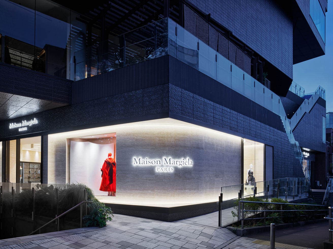 表参道沿いの商業施設〈GYRE〉2階のショップを1階へと移し、路面店へと生まれ変わった〈メゾン マルジェラ オモテサンドウ〉。