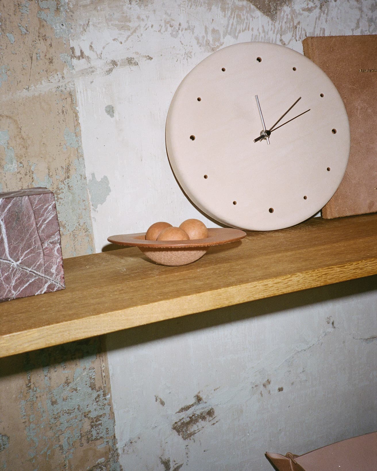 《エンダースキーマ x フラマ クロック》22,000円。Ø21.5 cm x D2.5 cm。エンダースキーマの《clock》をベースに、針をアルミニウムにアレンジしたもの。
