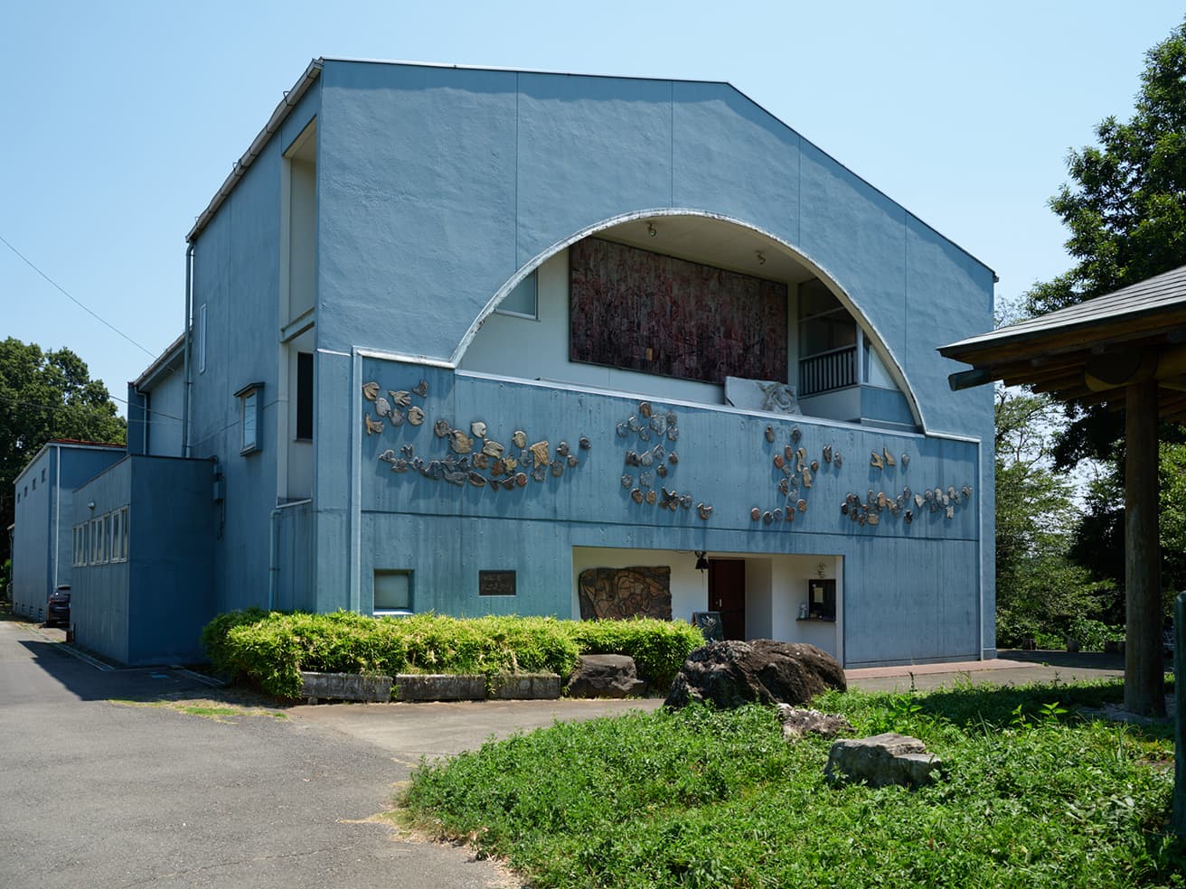 埼玉県東松山市の〈原爆の図　丸木美術館〉。丸木位里・俊による14図の《原爆の図》のほか、《水俣の図》などが収められている。