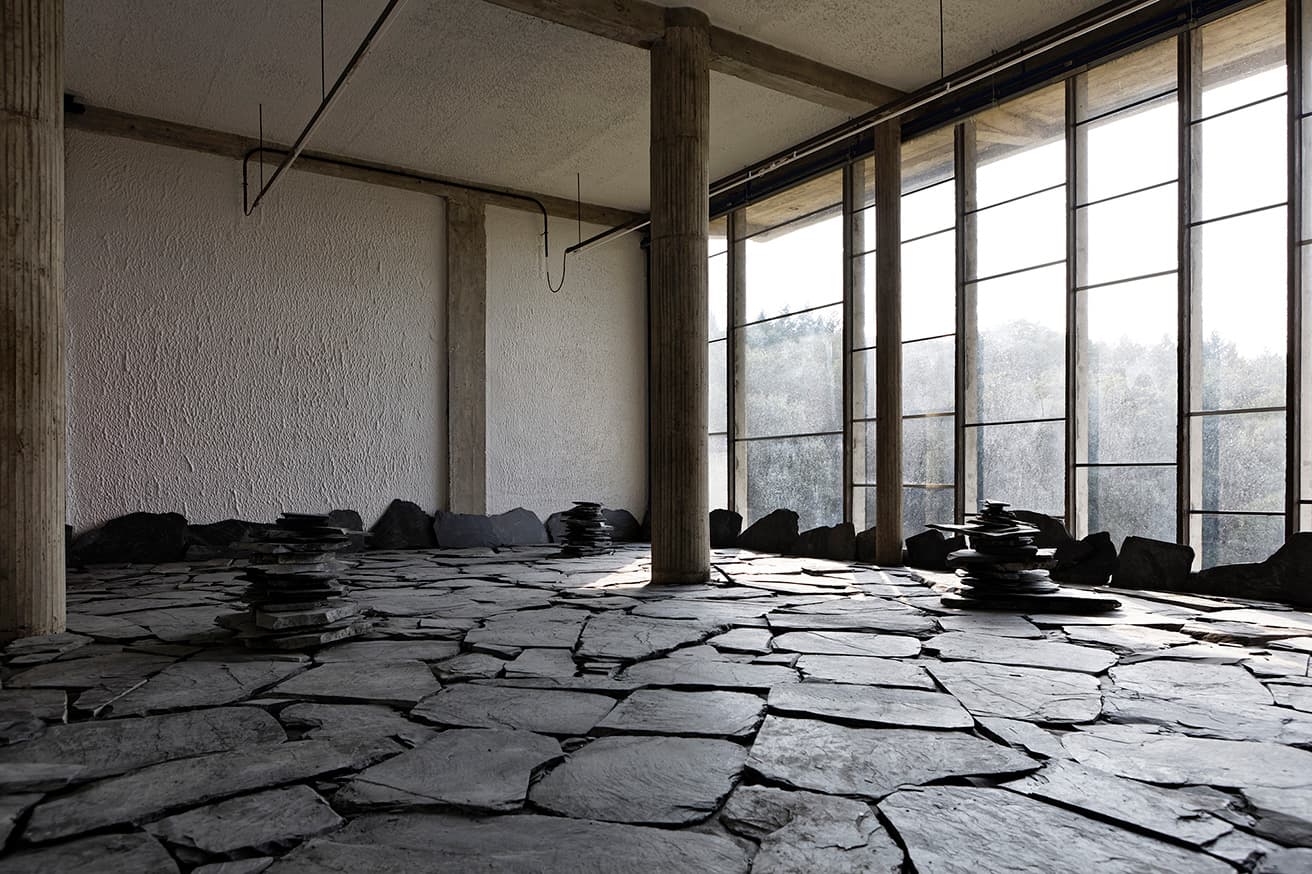 《関係項―棲処（B）》（2017）  石　作家蔵 展示風景：『ル・コルビュジエの中の李禹煥　記憶の彼方に』展、ラ・トゥーレット修道院、エヴー、フランス、2017年 © Foundation Le Corbusier, photo: Jean-Philippe Simard