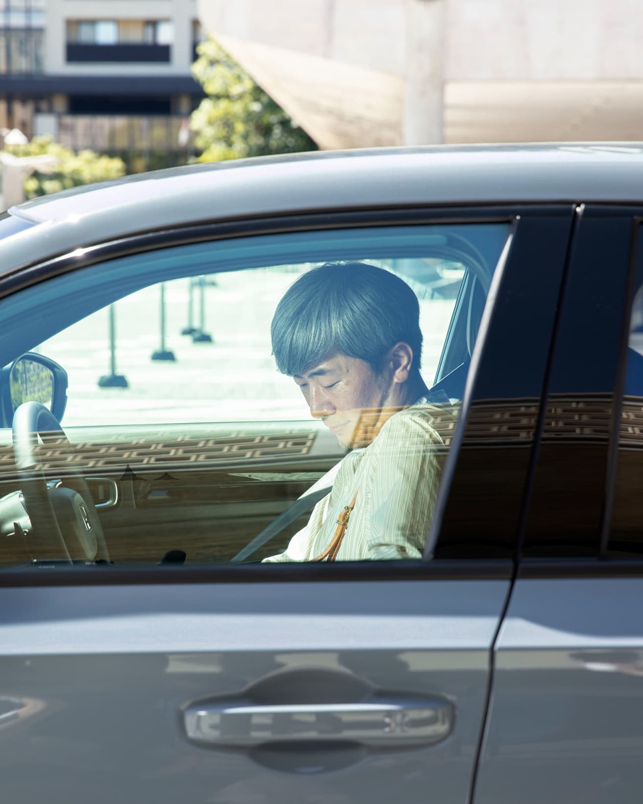 《CIVIC e:HEV》に映り込むホローブリック。