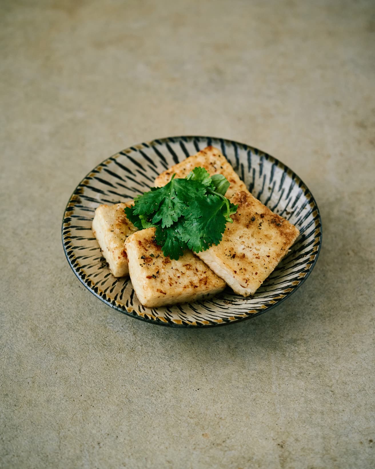 【365日豆皿つまみ】“木綿豆腐のナンプラーバター焼き香菜のせ”｜10月 ツレヅレハナコの10分つまみ